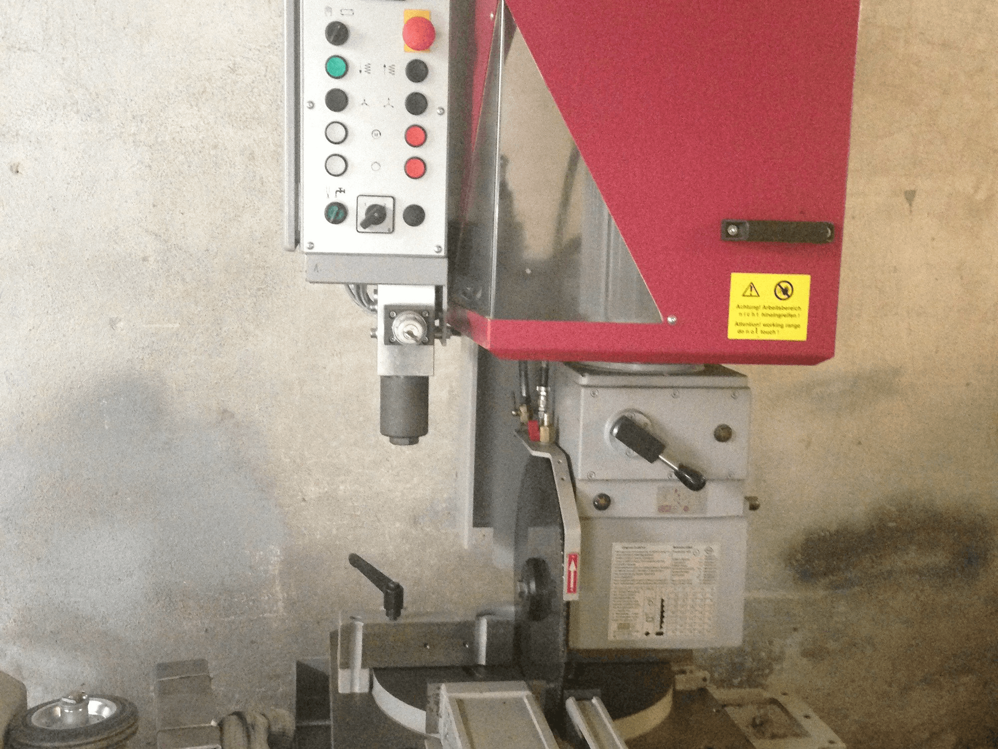 Prikaz stroja Behringer VMS 400 H sprijeda