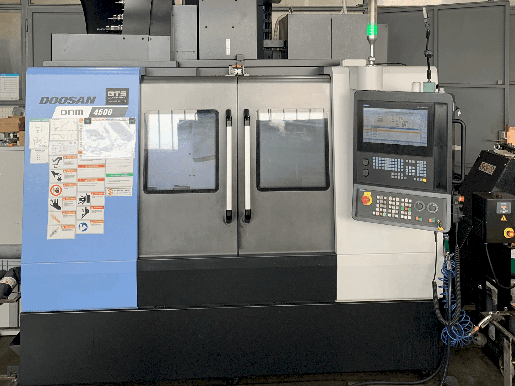 Prikaz stroja DOOSAN DNM 4500 sprijeda
