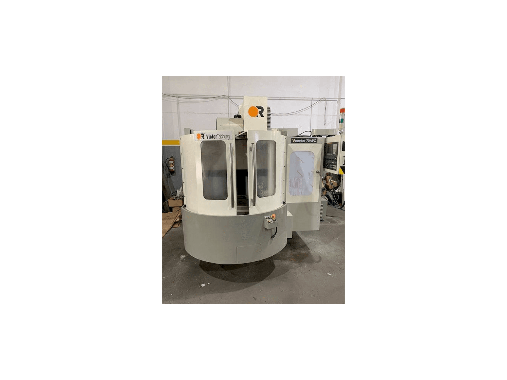 Prikaz stroja Victor Vcenter-70APC sprijeda