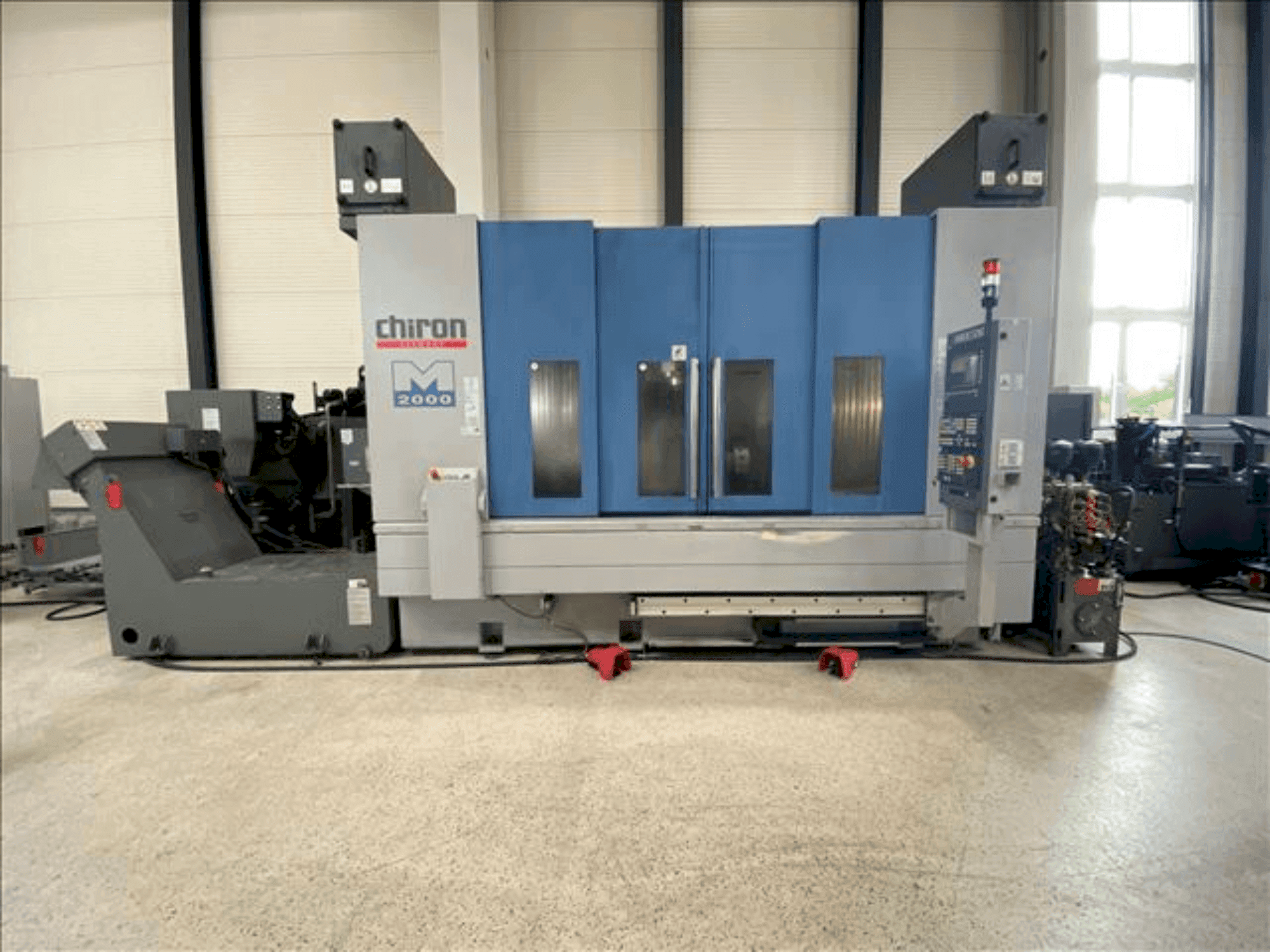 Prikaz stroja CHIRON Mill 2000 sprijeda