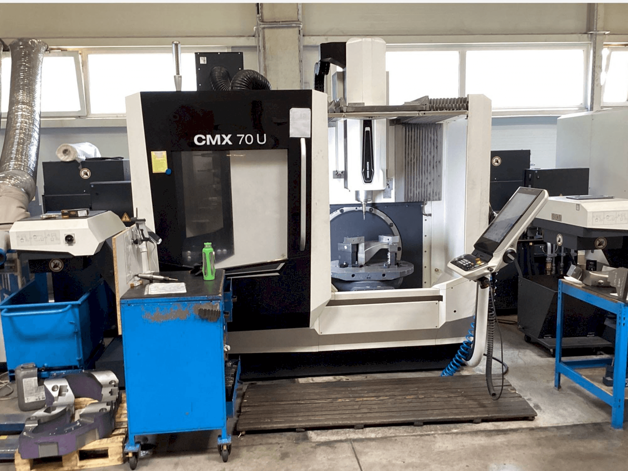 Prikaz stroja DMG MORI CMX 70U sprijeda