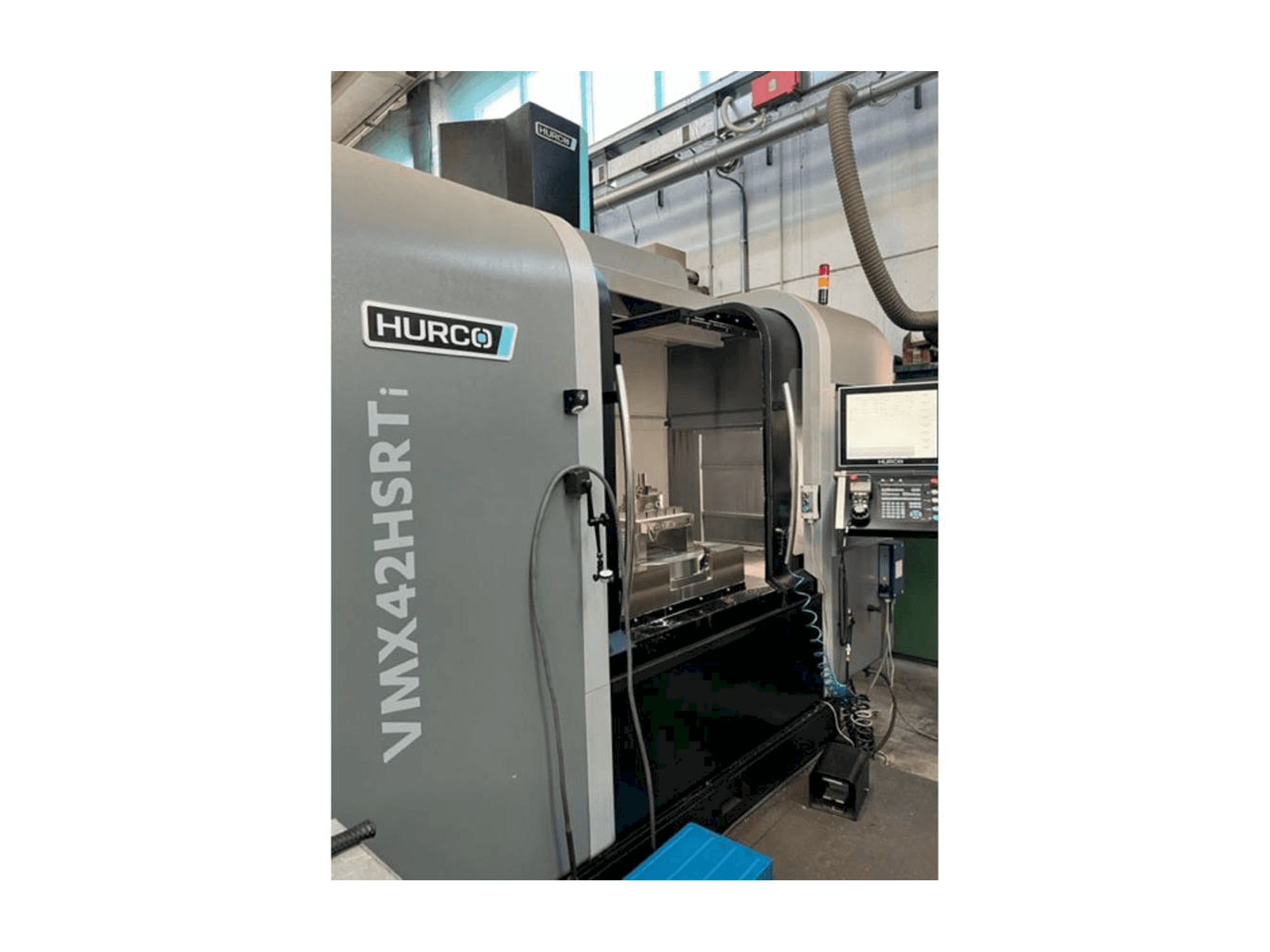 Prikaz lijeve strane stroja Hurco VMX42HSRTi