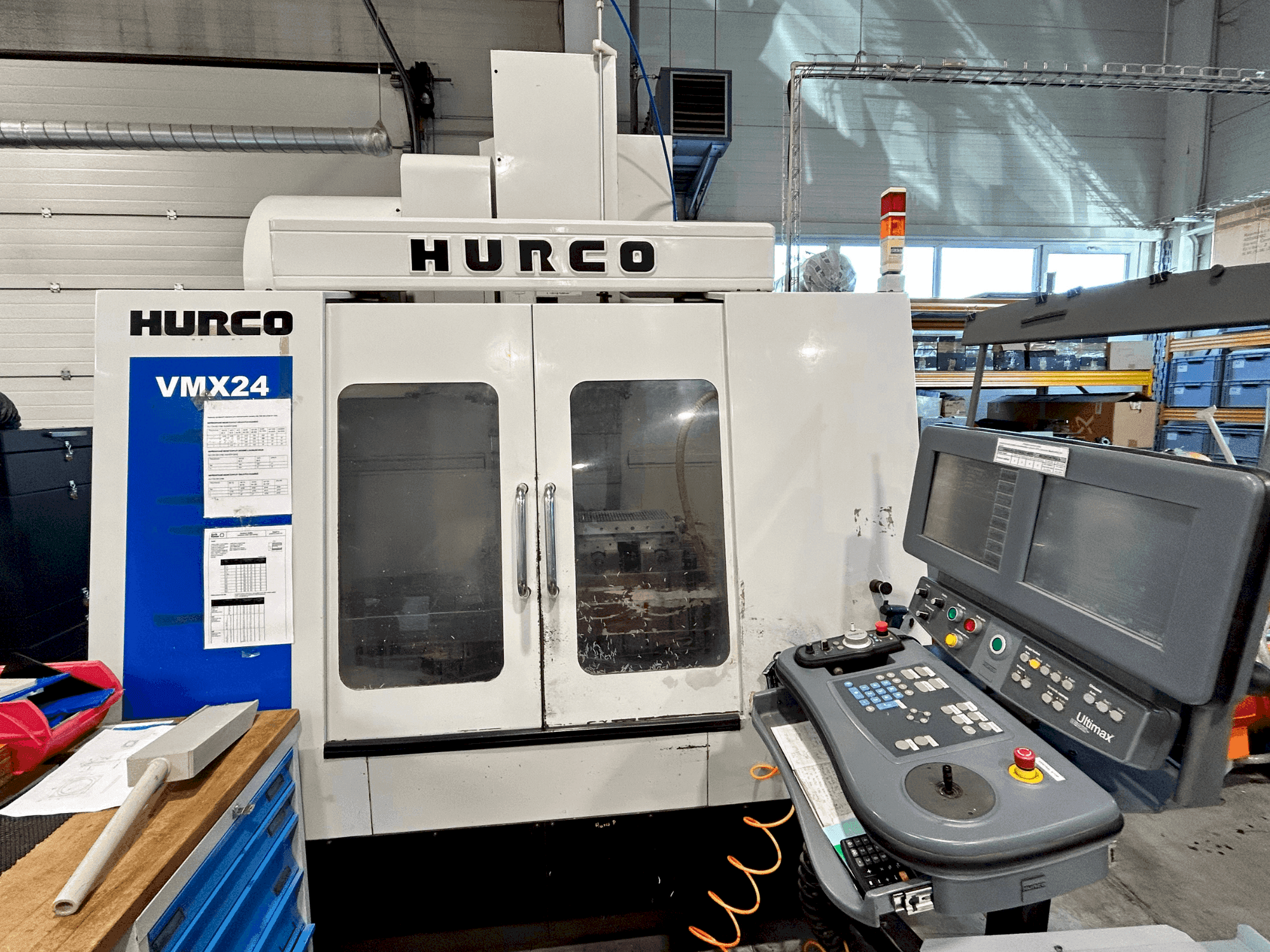 Prikaz stroja Hurco VMX24 sprijeda