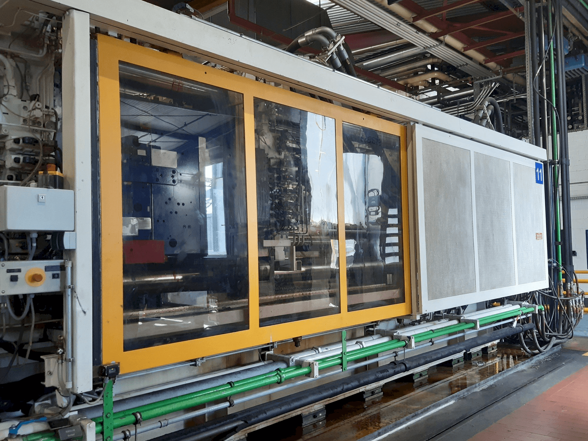 Prikaz stroja Krauss Maffei 1300-8000 M sprijeda