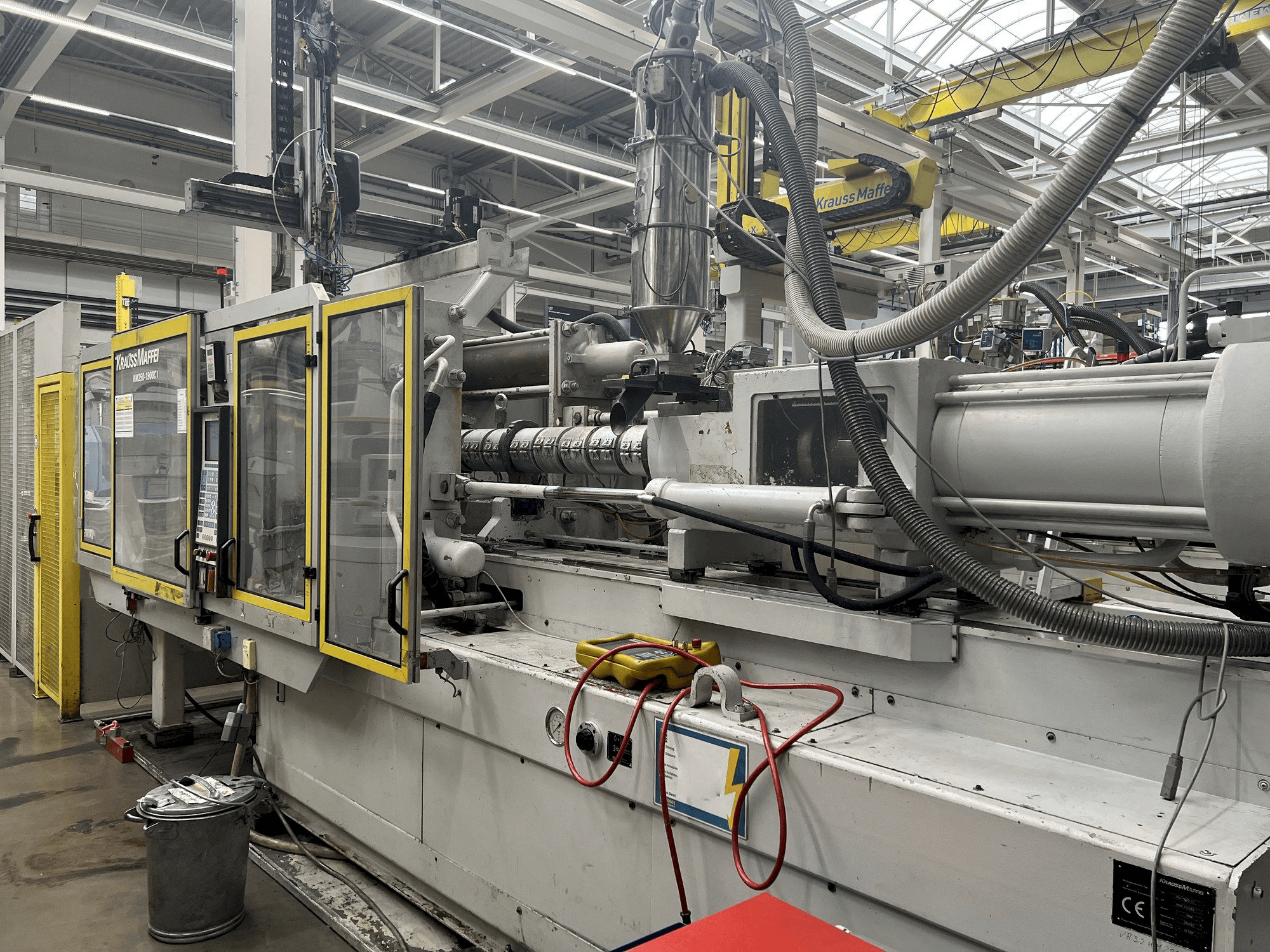 Prikaz stroja Krauss Maffei KM 250 sprijeda