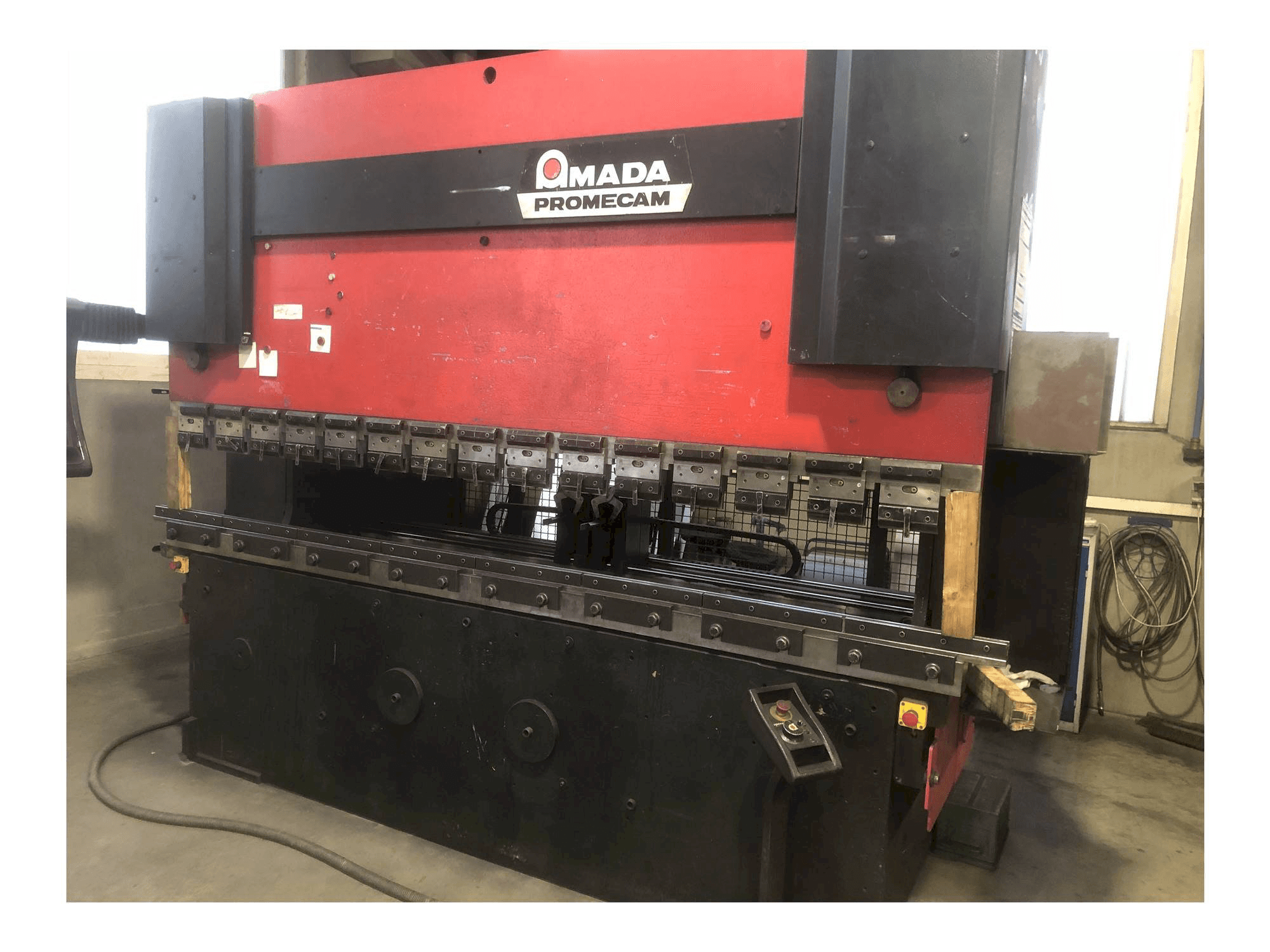 Prikaz stroja AMADA HFB 125 sprijeda