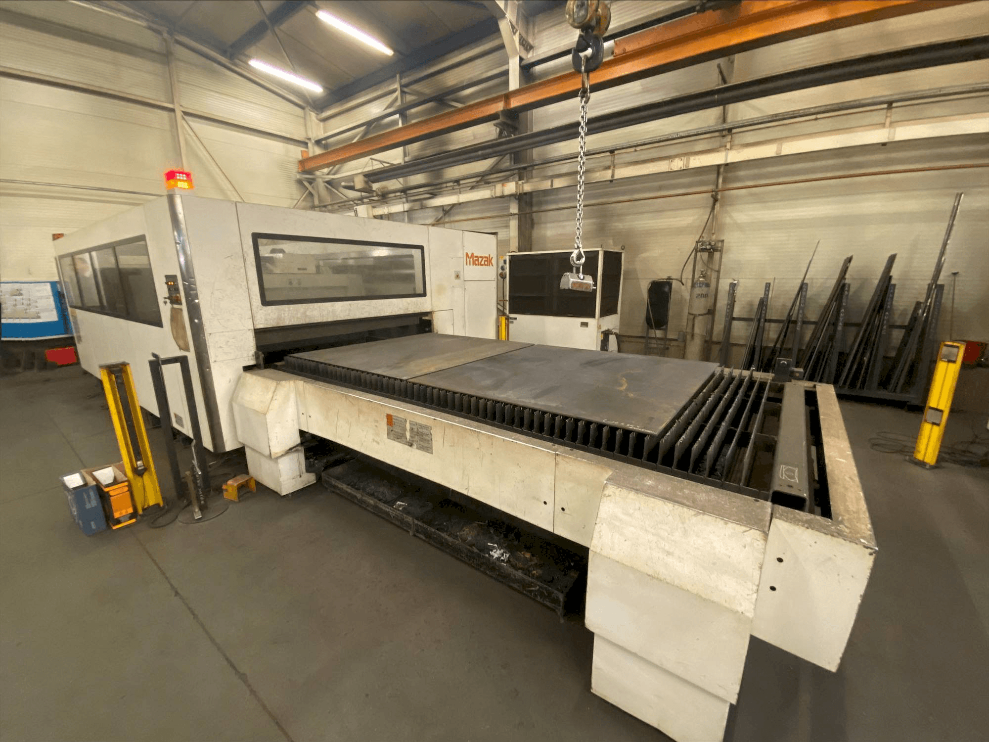 Prikaz stroja Mazak OPTIPLEX 3015 II sprijeda