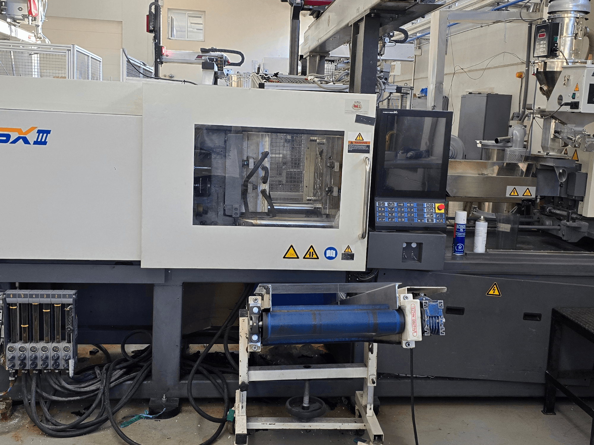 SHIBAURA EC130SXIII-4A električni stroj za brizganje plastike, prednji pogled, s prikazom upravljačke ploče i hidrauličnih komponenti.