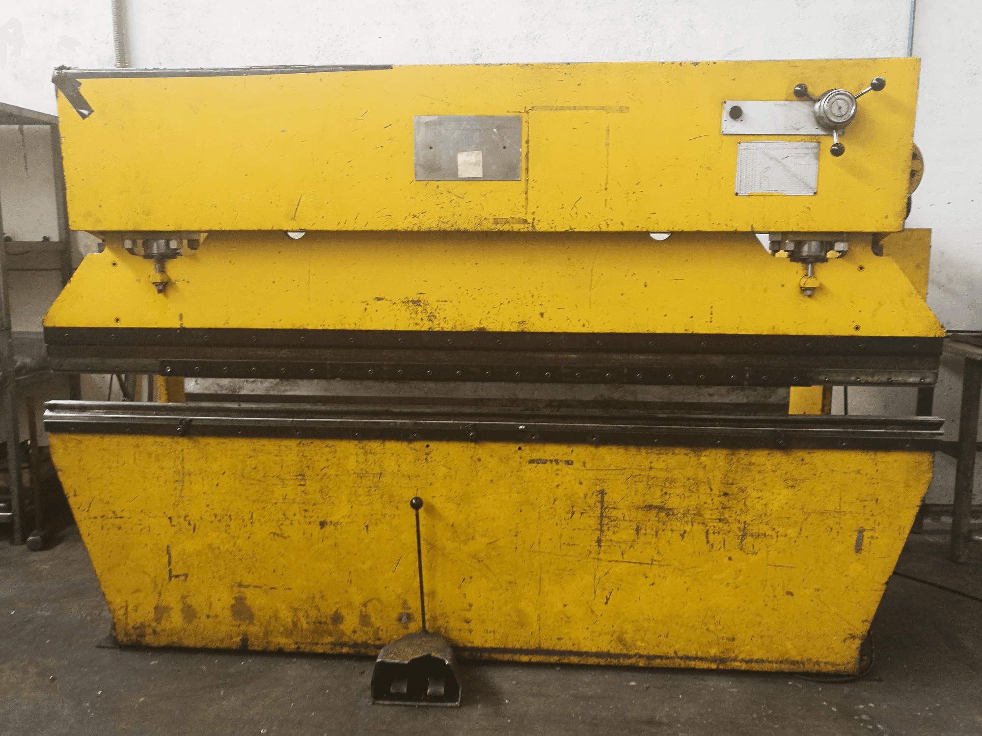 Prikaz stroja Ajial 75 Tn sprijeda