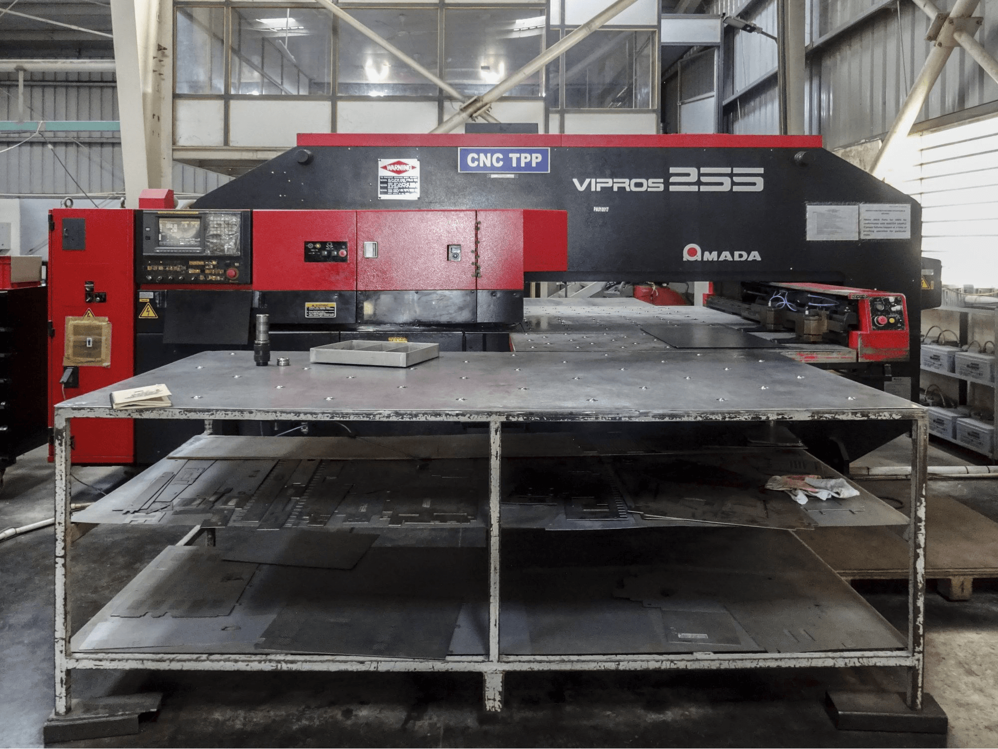 Prikaz stroja AMADA Vipros 255 sprijeda