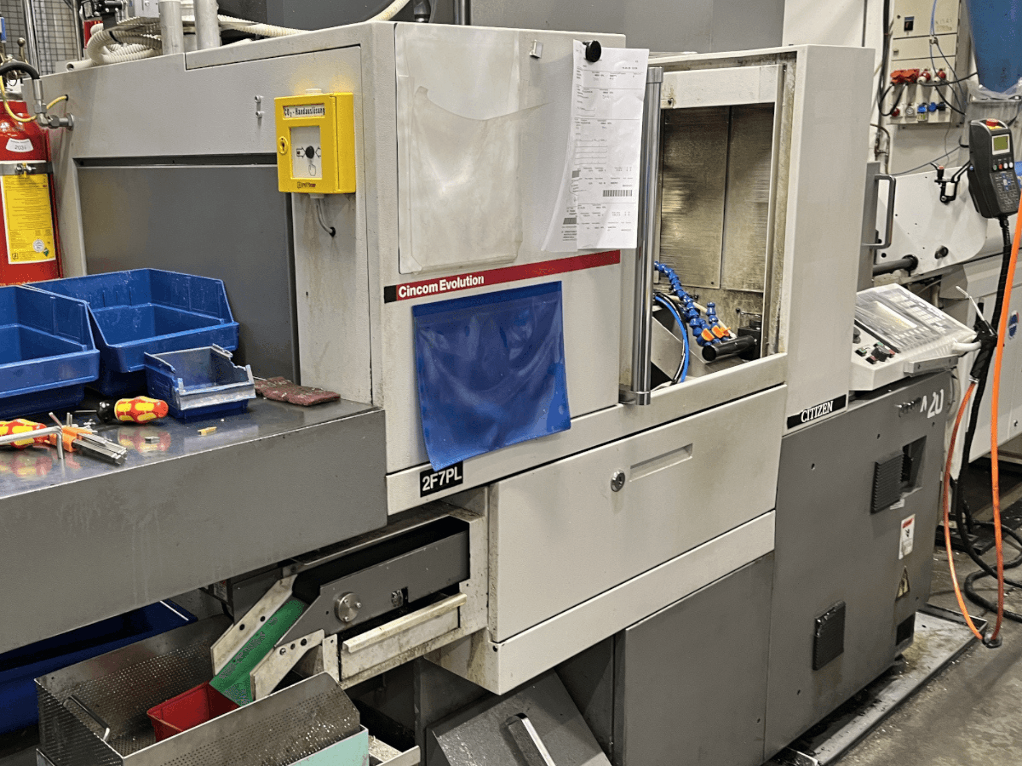 Cincom Evolution 2F7PL obradni centar, pogled sprijeda; sadrži kontrole, spremnike alata i detaljnu upravljačku ploču.