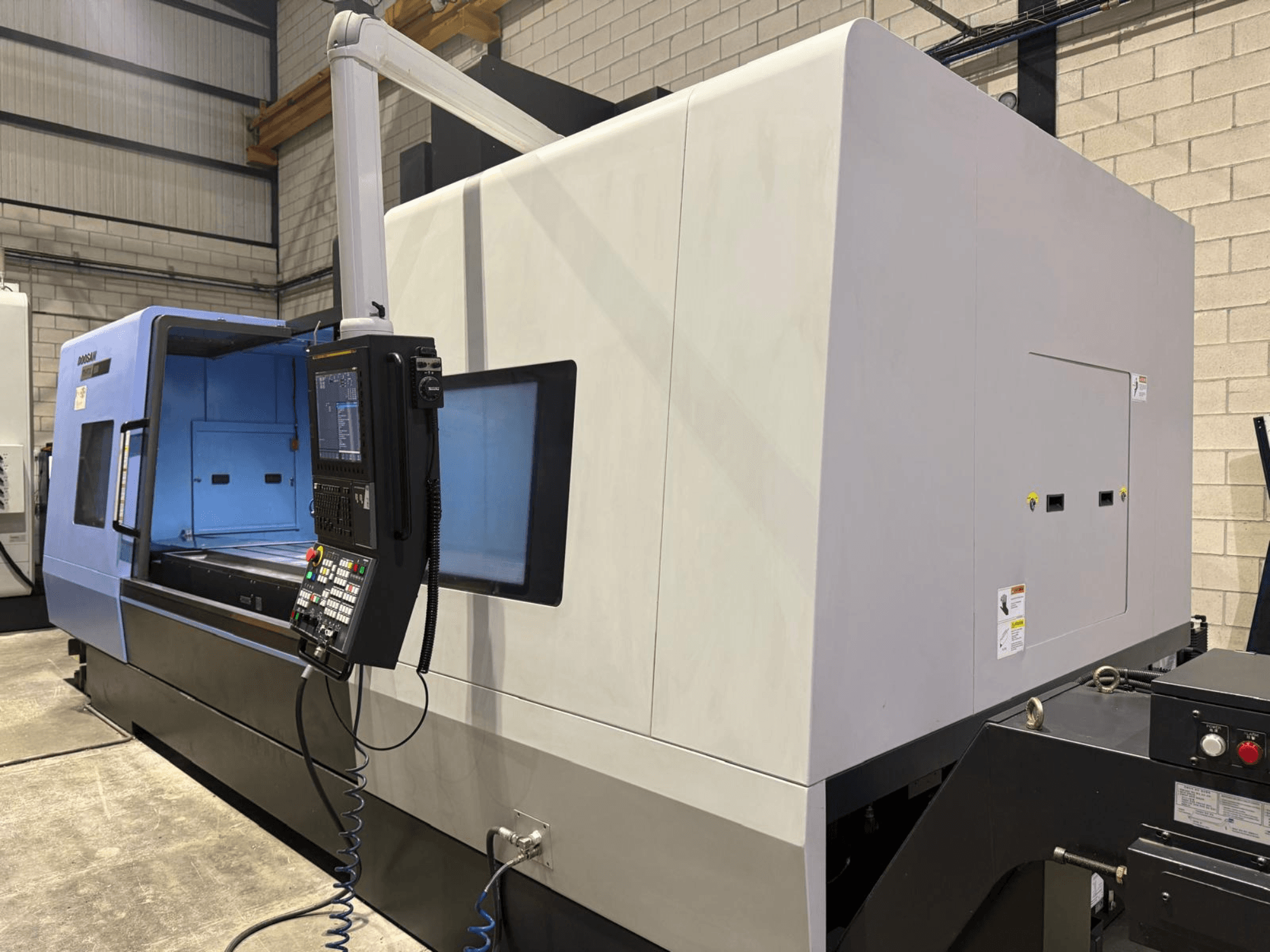 Industrijski CNC tokarilica, plavo-siva vanjština, prednji pogled; ima upravljačku ploču s gumbima i zaslonom za precizno upravljanje.