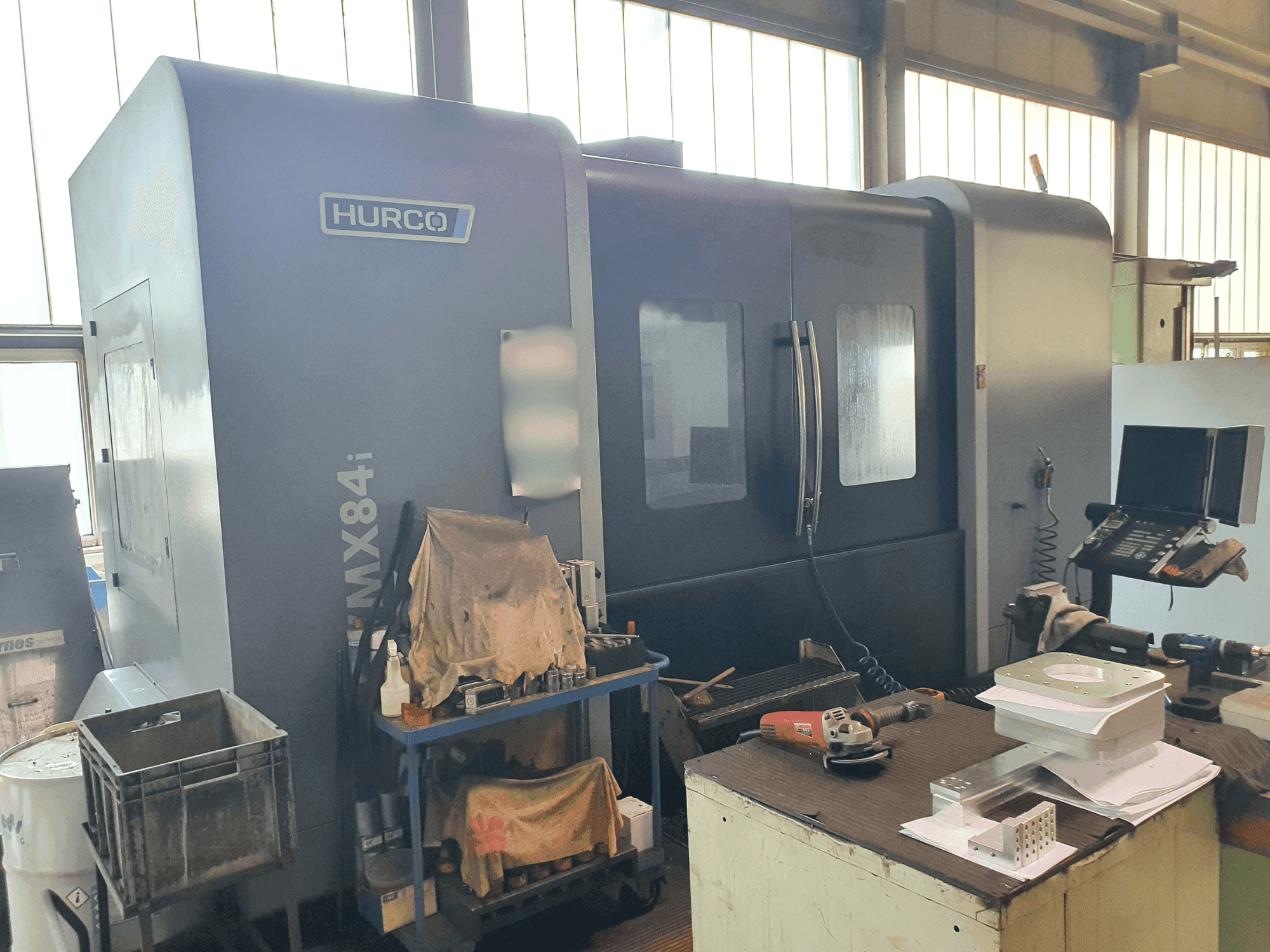 Prikaz stroja Hurco VMX 84i sprijeda