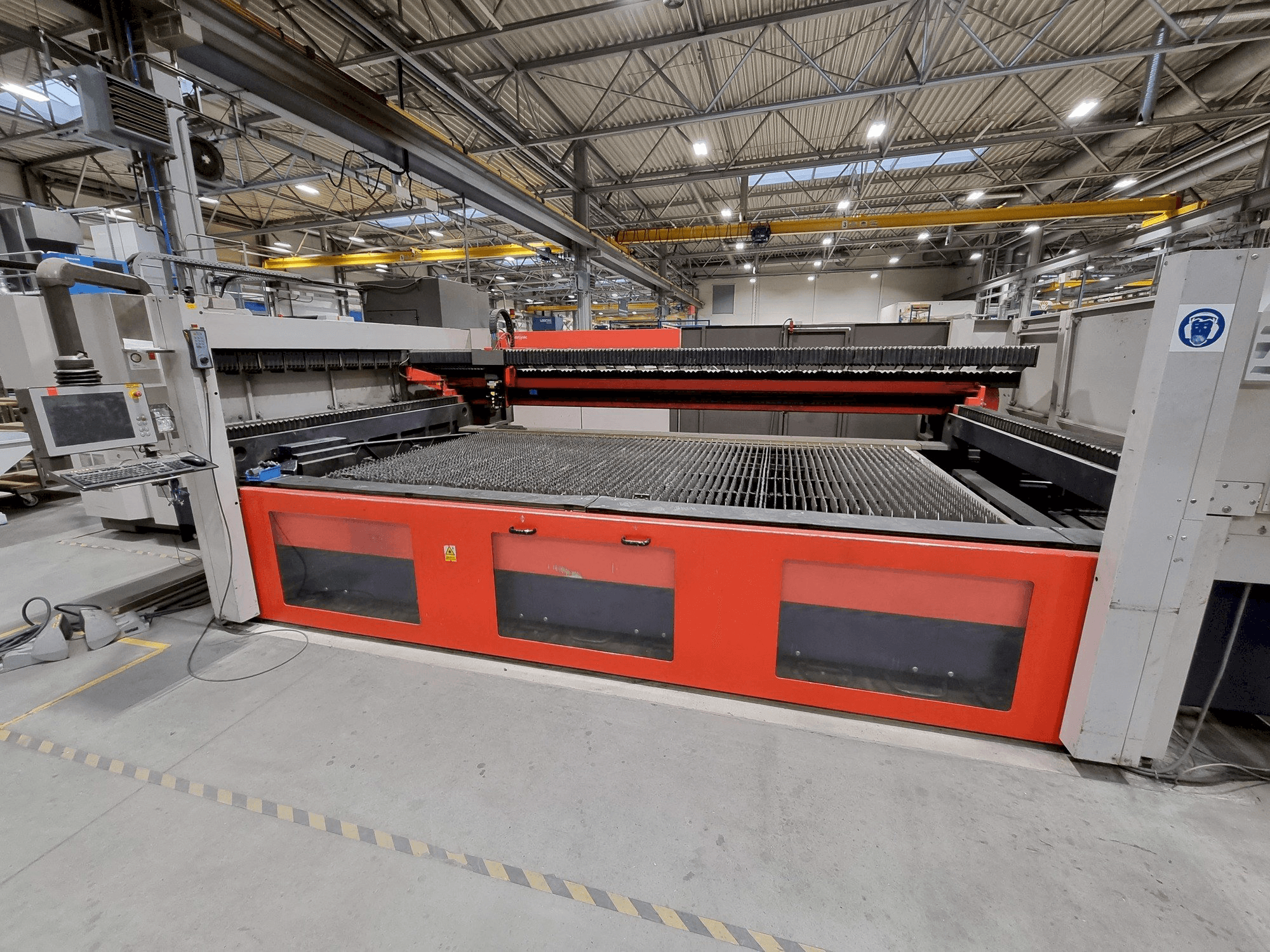 Prikaz stroja Bystronic Bylaser 4400 sprijeda