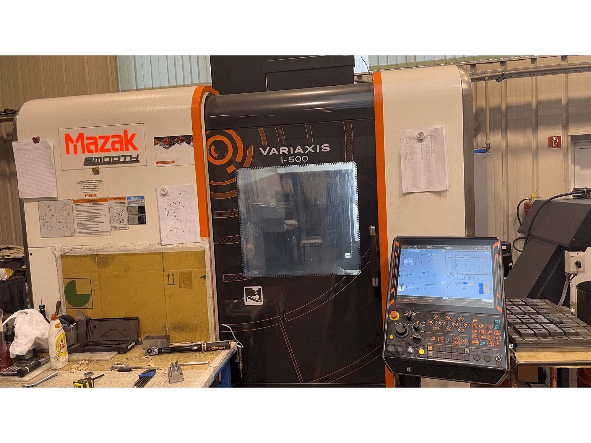 Prikaz stroja Mazak Variaxis i-500 sprijeda