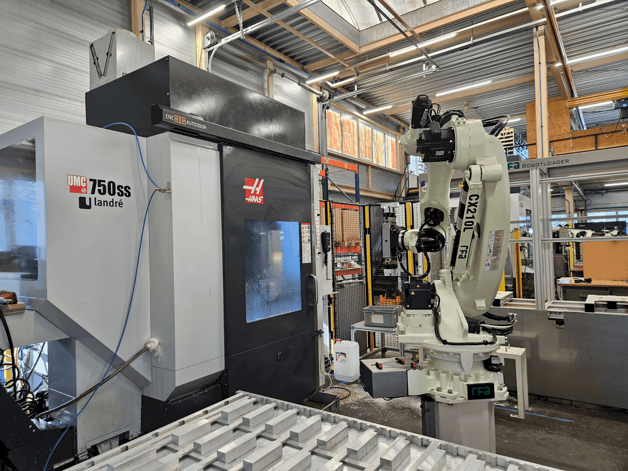 Prikaz stroja HAAS UMC-750SS sprijeda