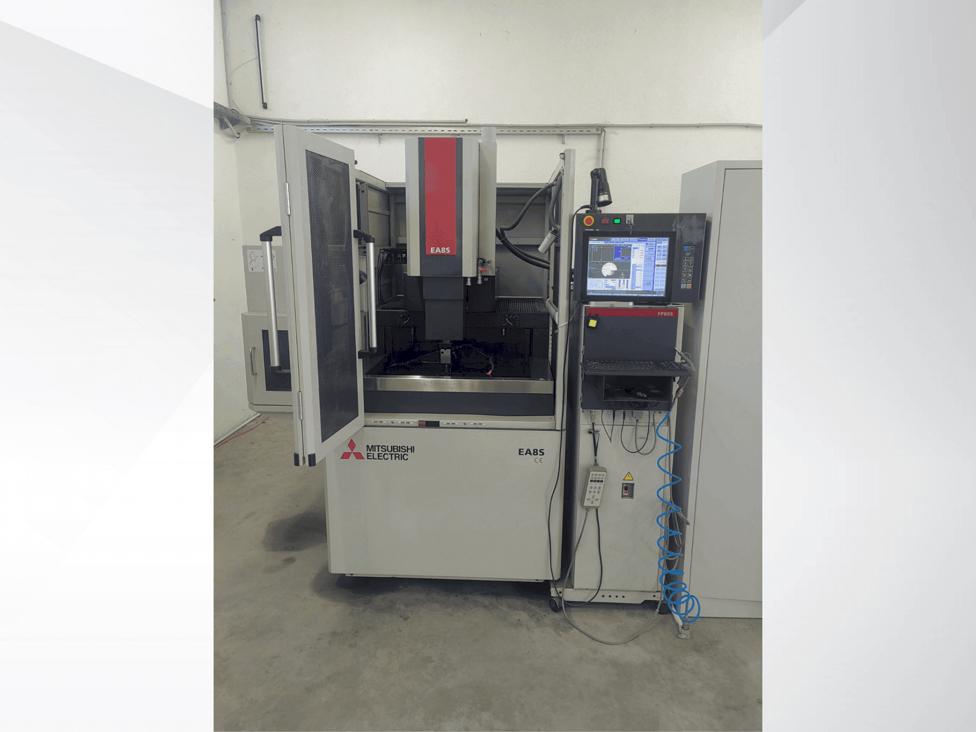 Prikaz stroja Mitsubishi Electric EA8S sprijeda