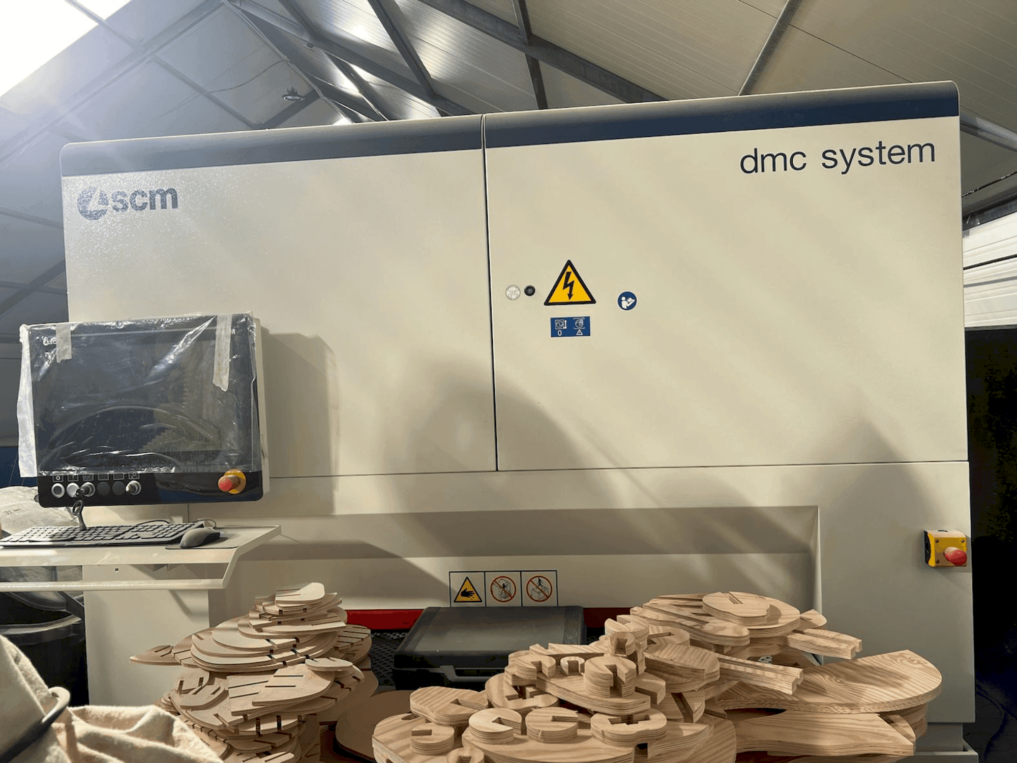Prikaz stroja SCM DMC SYSTEM sprijeda