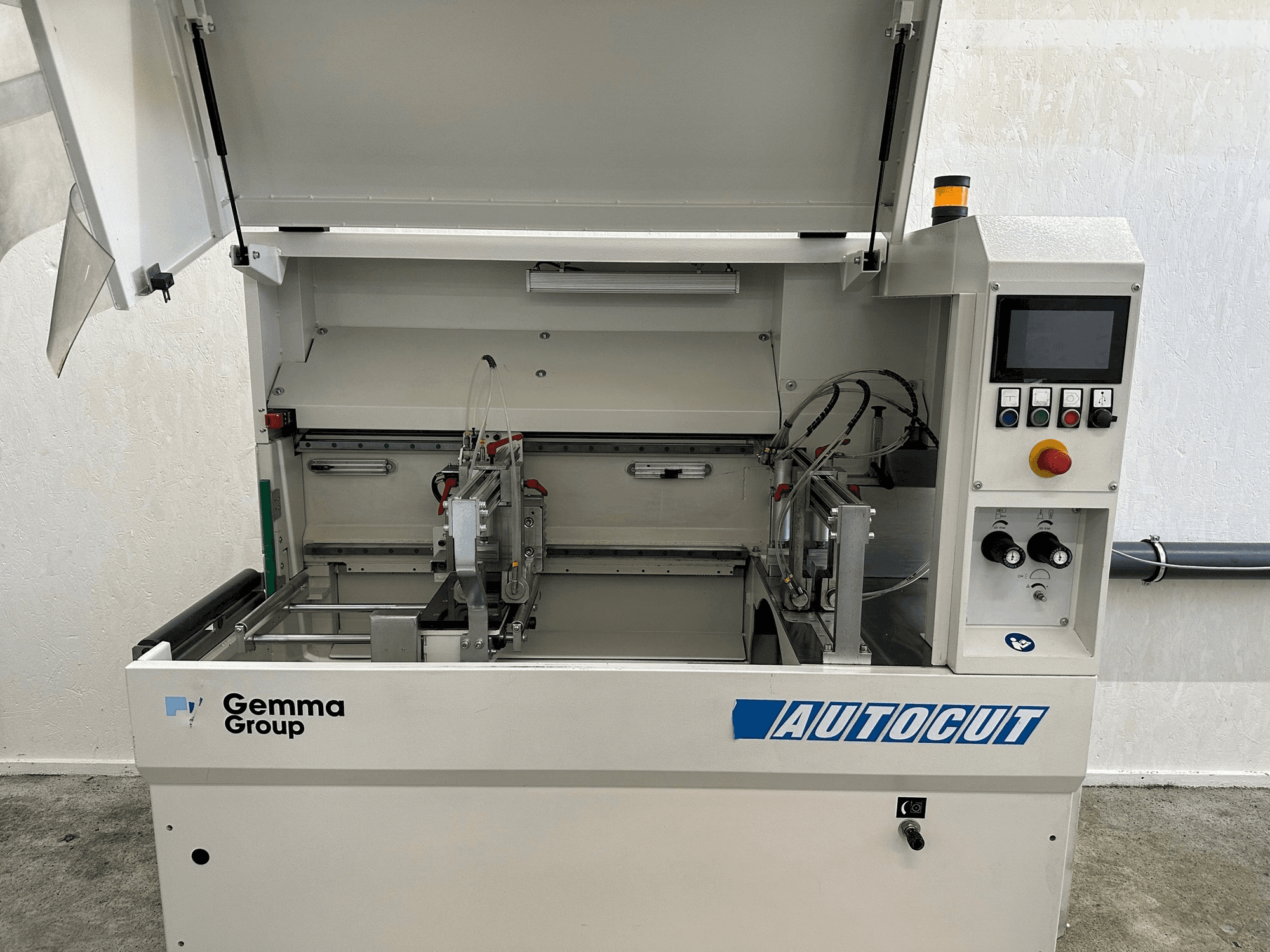 Prikaz stroja Autocut 550 sprijeda