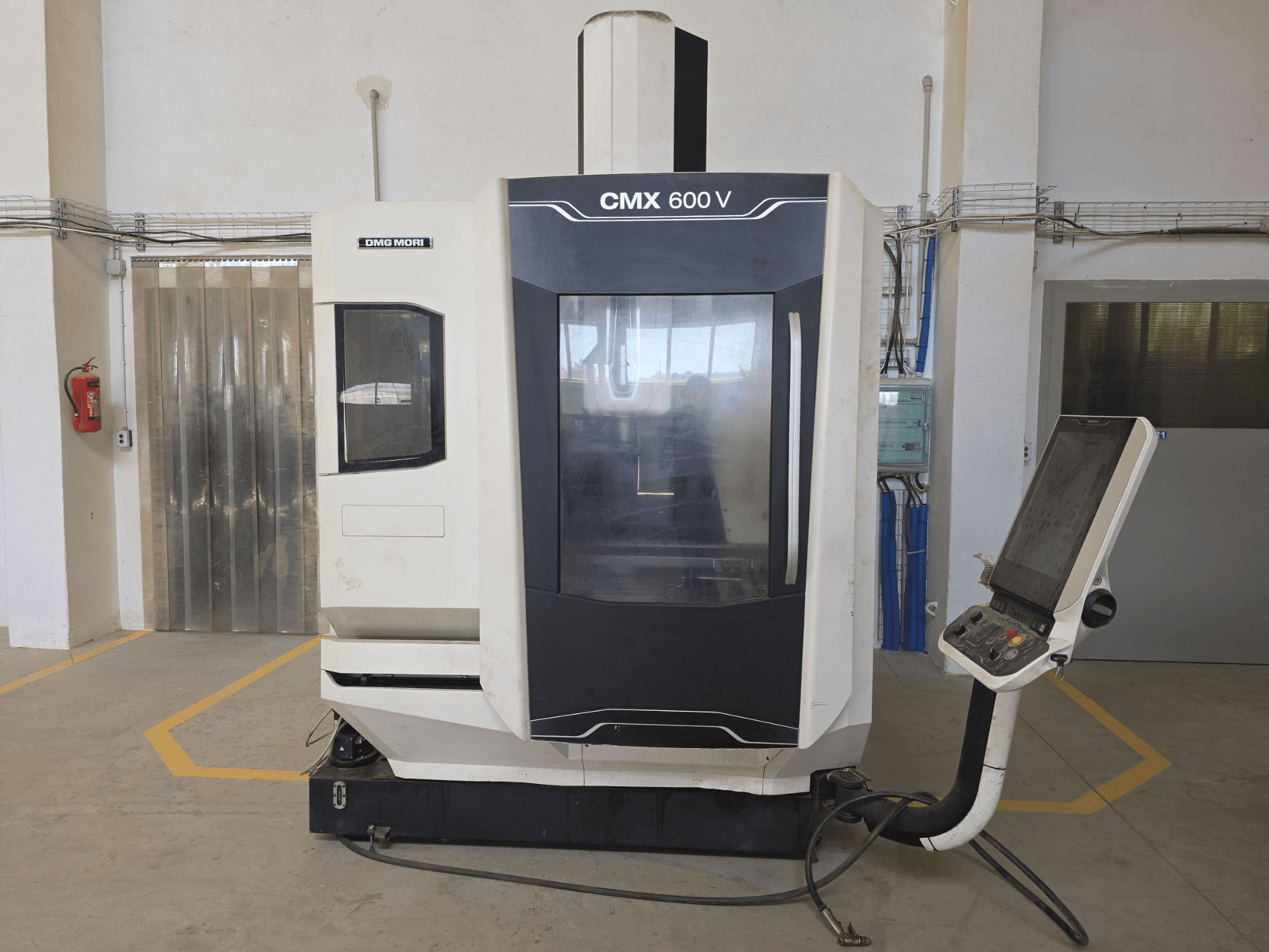Vertikalni obradni centar DMG MORI CMX 600 V, prednji pogled, s prikazom upravljačke ploče i velikog prozirnog prozora.