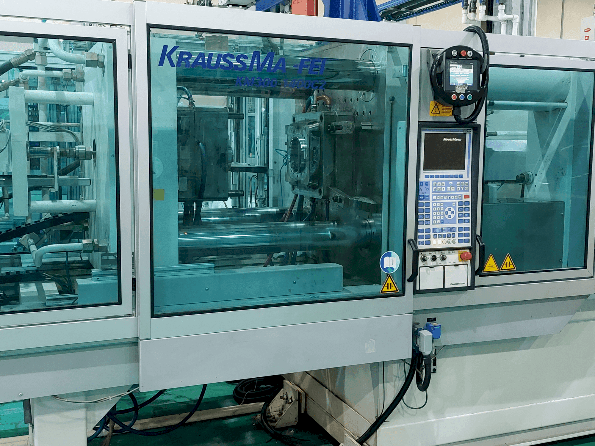 Prikaz stroja Krauss Maffei 300 – 1400 C2 sprijeda