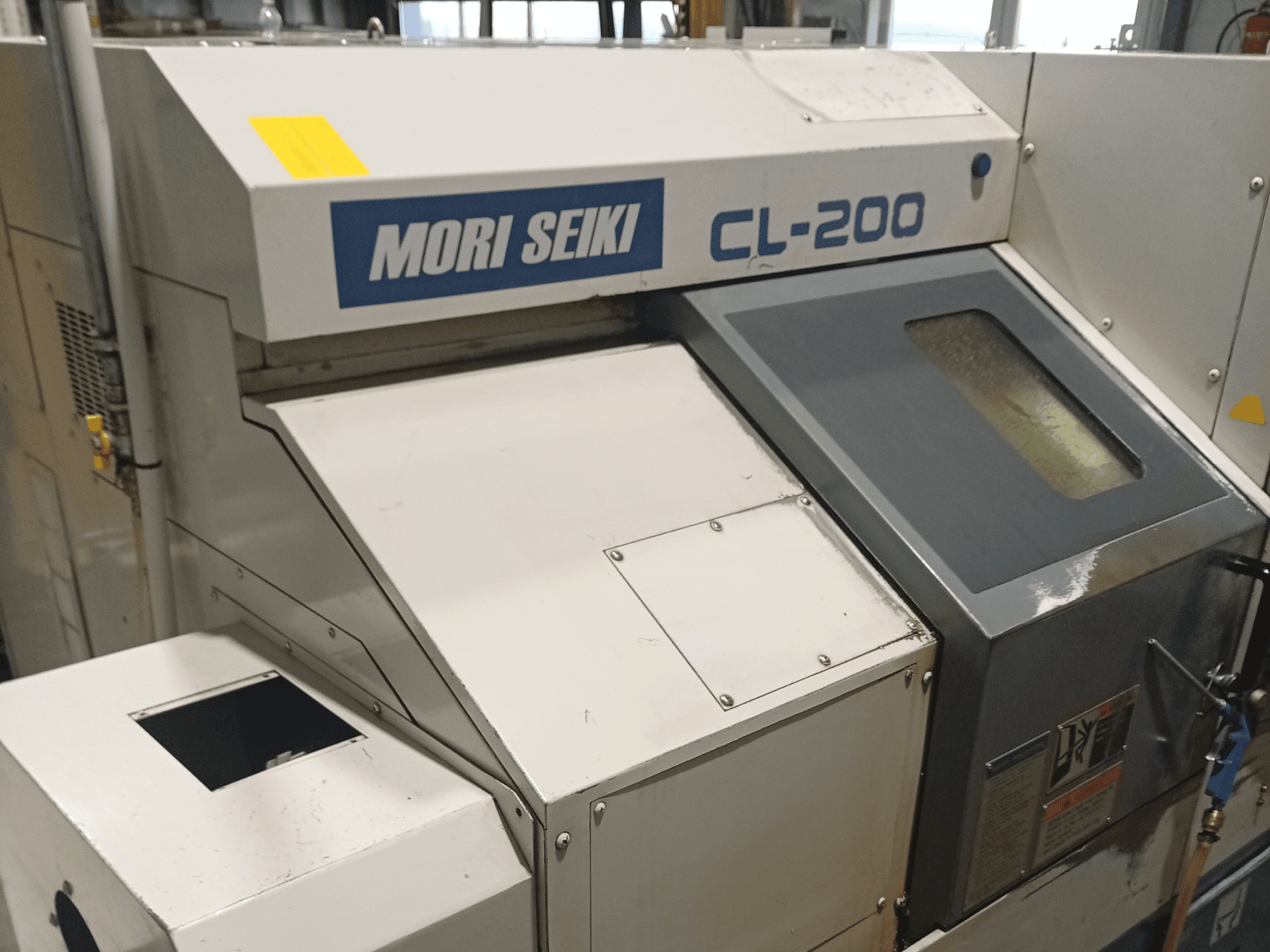 Horizontalni tokarski stroj DMG Mori Seiki CL-200B, prednji pogled s detaljima upravljačke ploče i prozora za rashladno sredstvo.