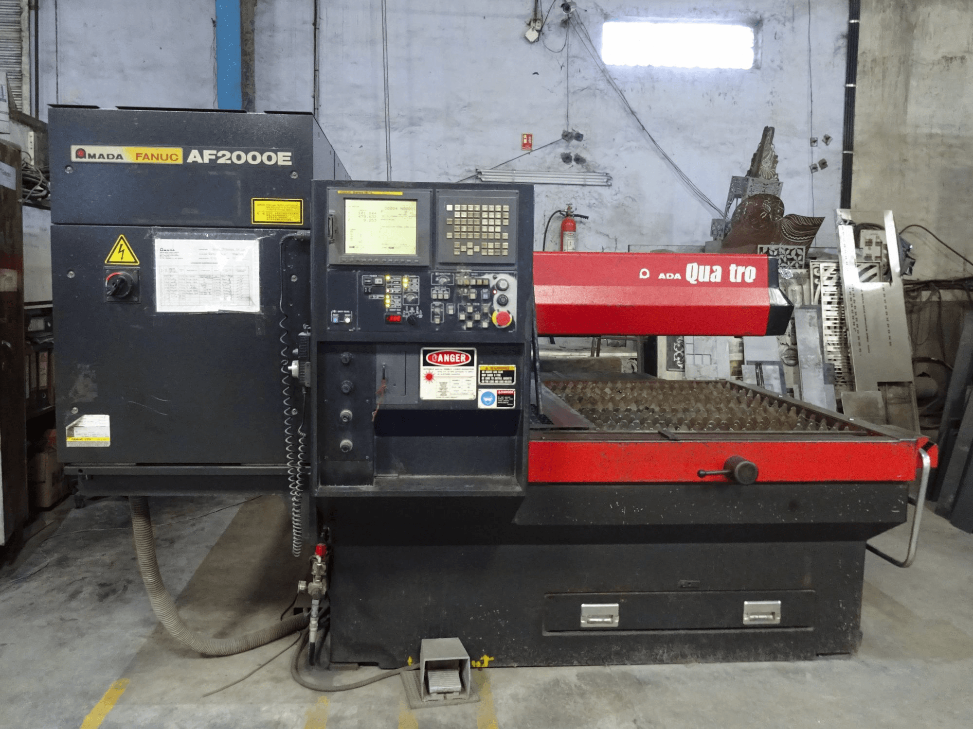 Prikaz stroja AMADA Quattro AF2000E sprijeda