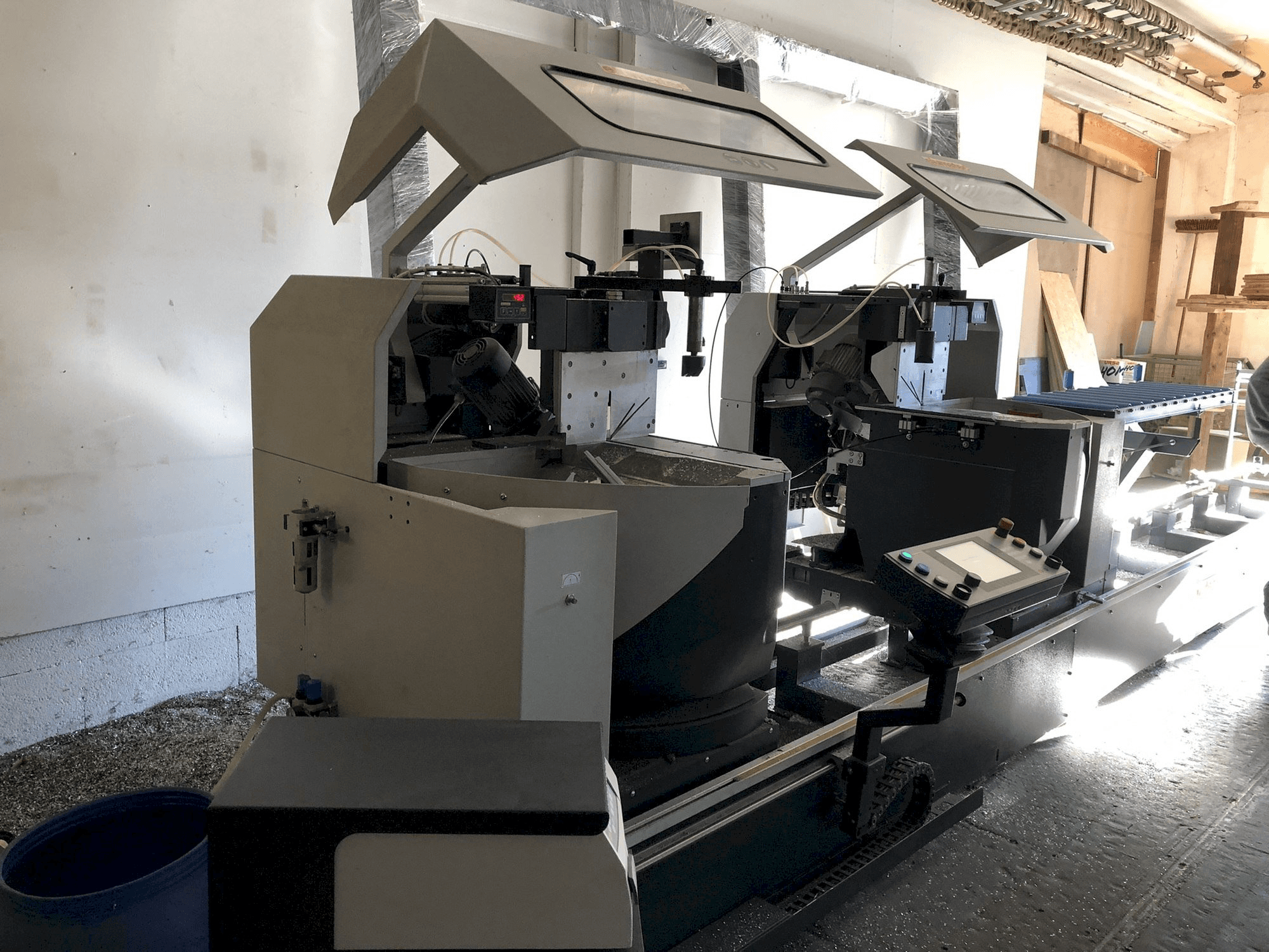 Prikaz stroja Elumatec DG 244 sprijeda