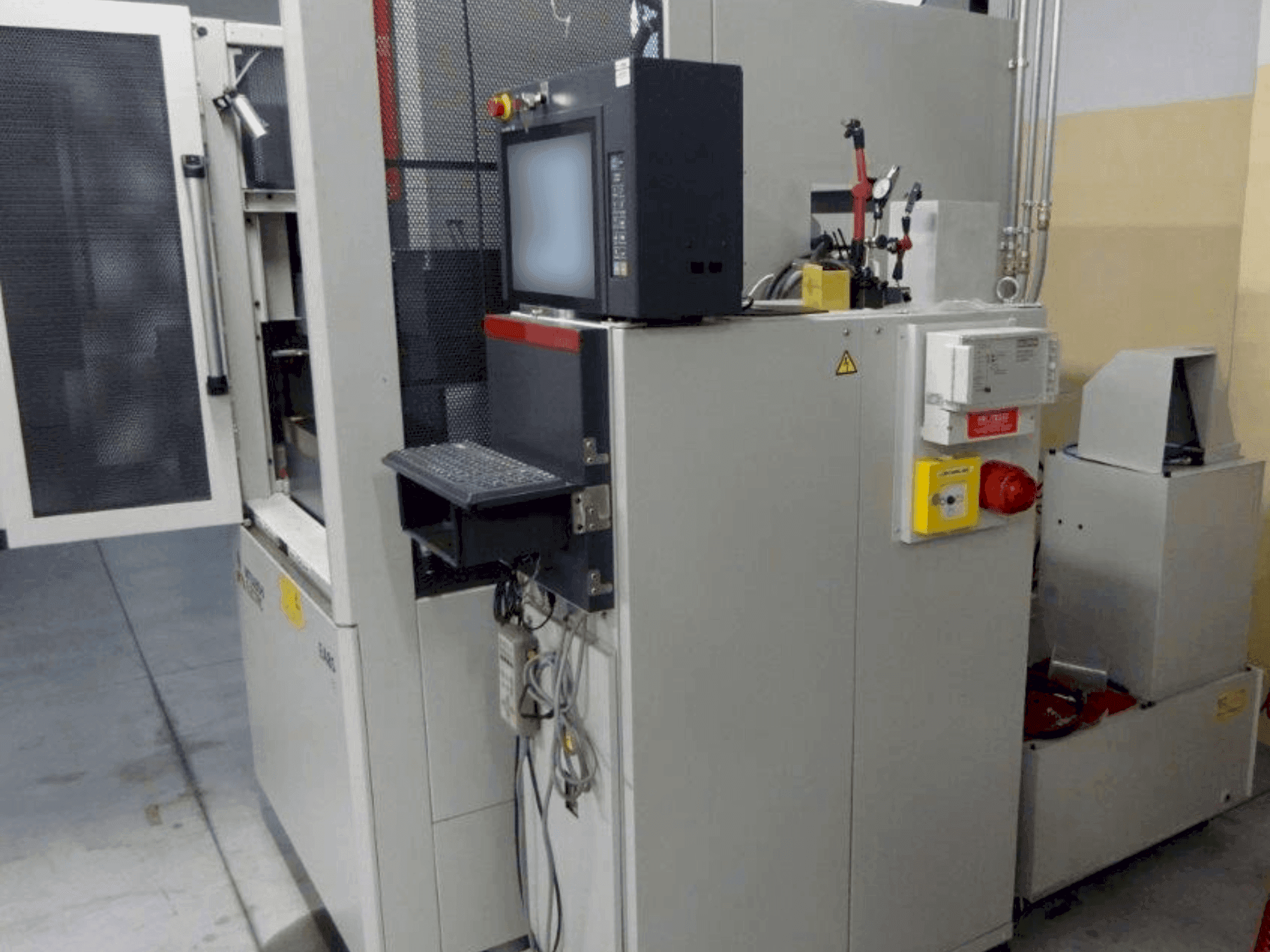 Prikaz stroja Mitsubishi Electric EA8-S sprijeda
