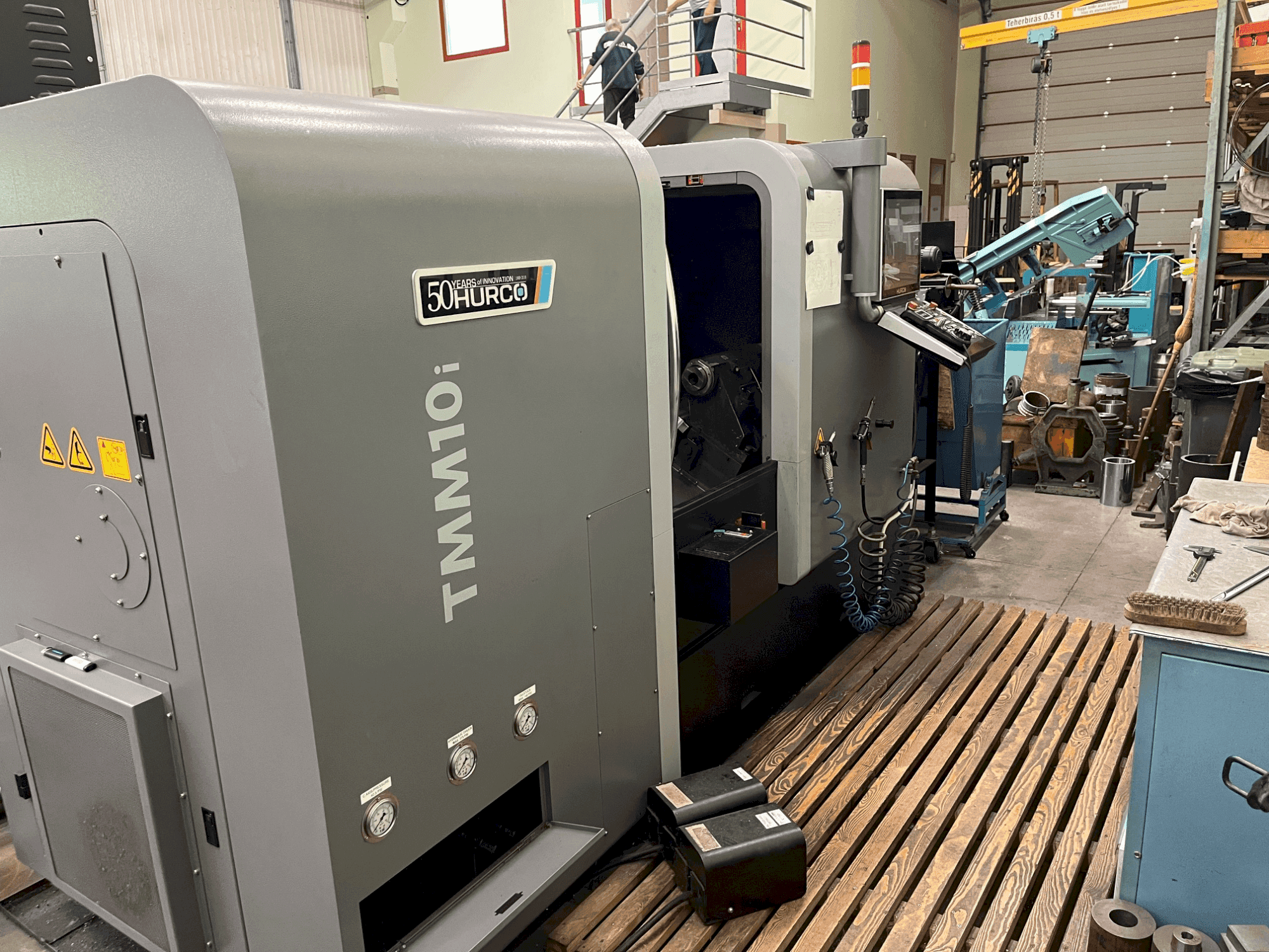Prikaz stroja Hurco TMM10i sprijeda