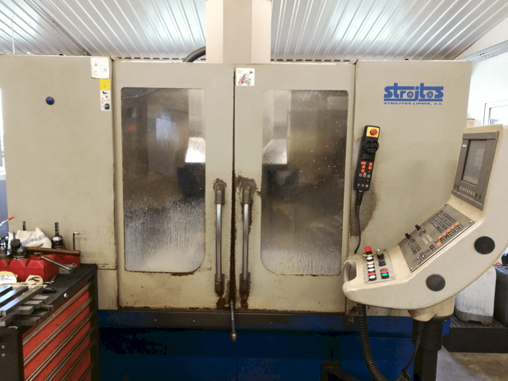 Prikaz stroja Strojtos VMC 40/8 sprijeda