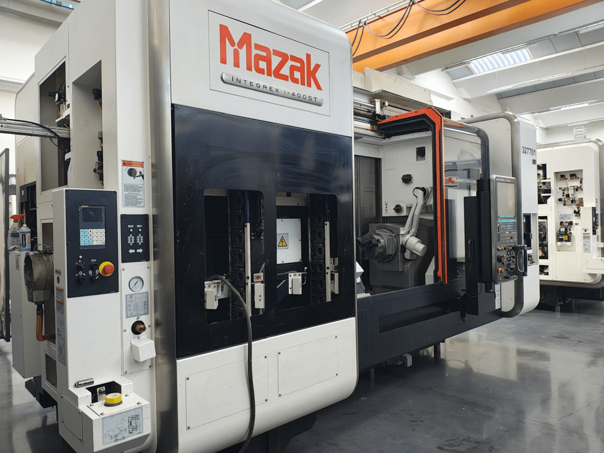 Mazak Integrex 400ST, prednji pogled; CNC stroj s upravljačkom pločom, vretenima i robotskom rukom vidljivim u radioničkom okruženju.