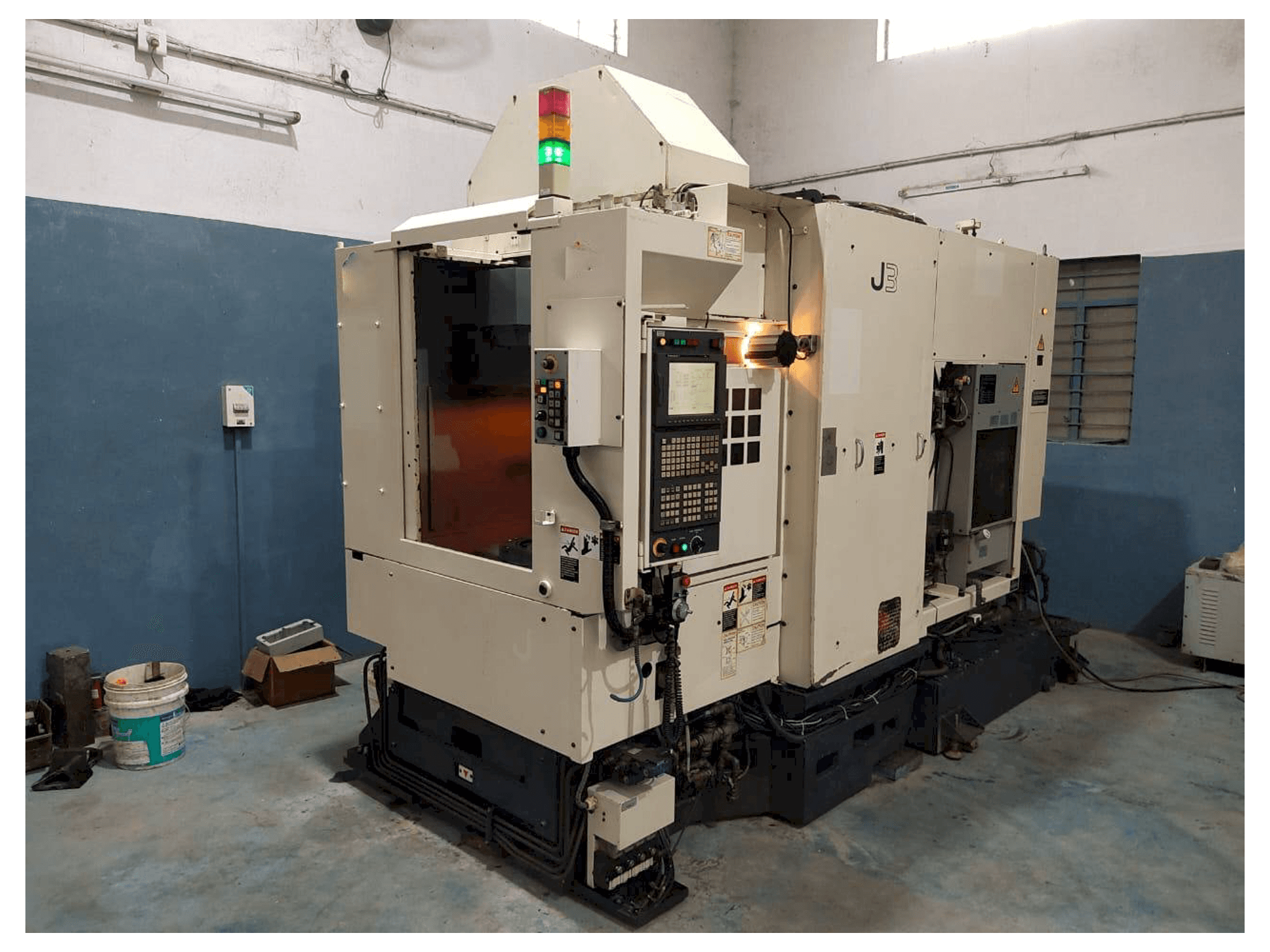 Prikaz stroja Makino J3 sprijeda