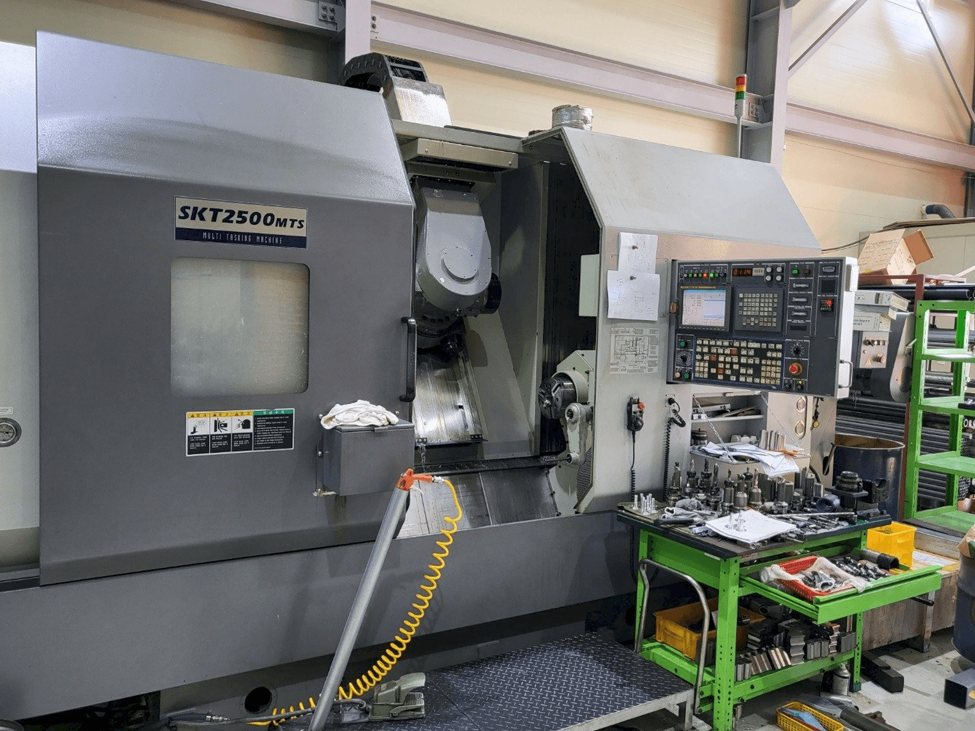 Prikaz stroja Hyundai Wia SKT2500MTS sprijeda