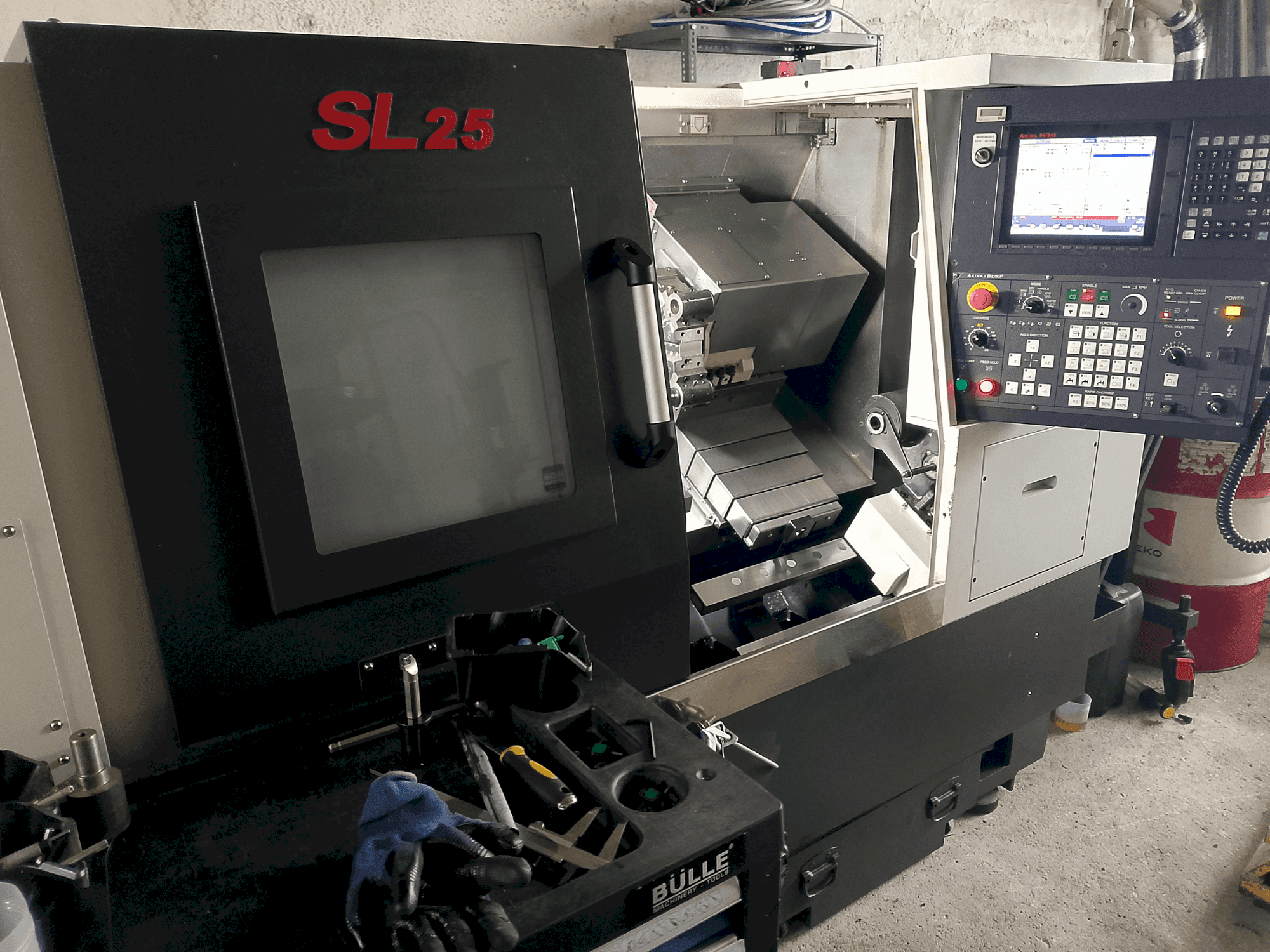 Prikaz stroja Akira Seiki SL 25 sprijeda