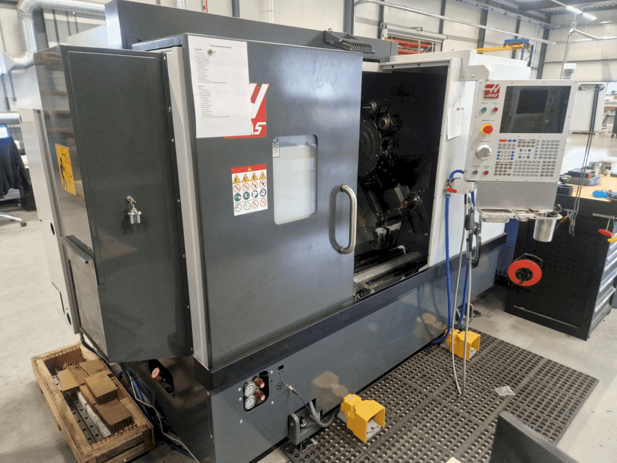 Prikaz stroja HAAS ST-25Y sprijeda