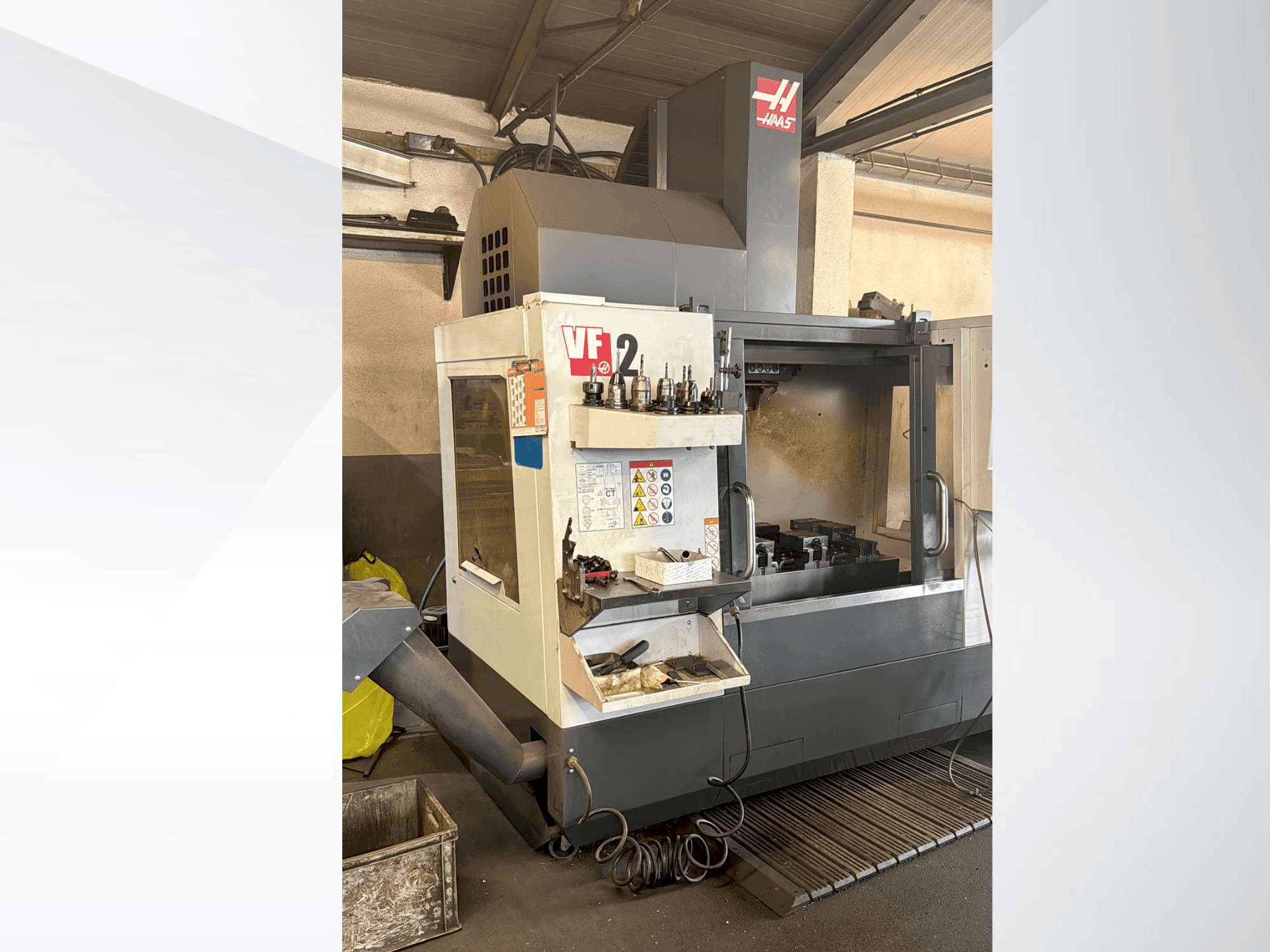 Prikaz stroja HAAS VF2 sprijeda