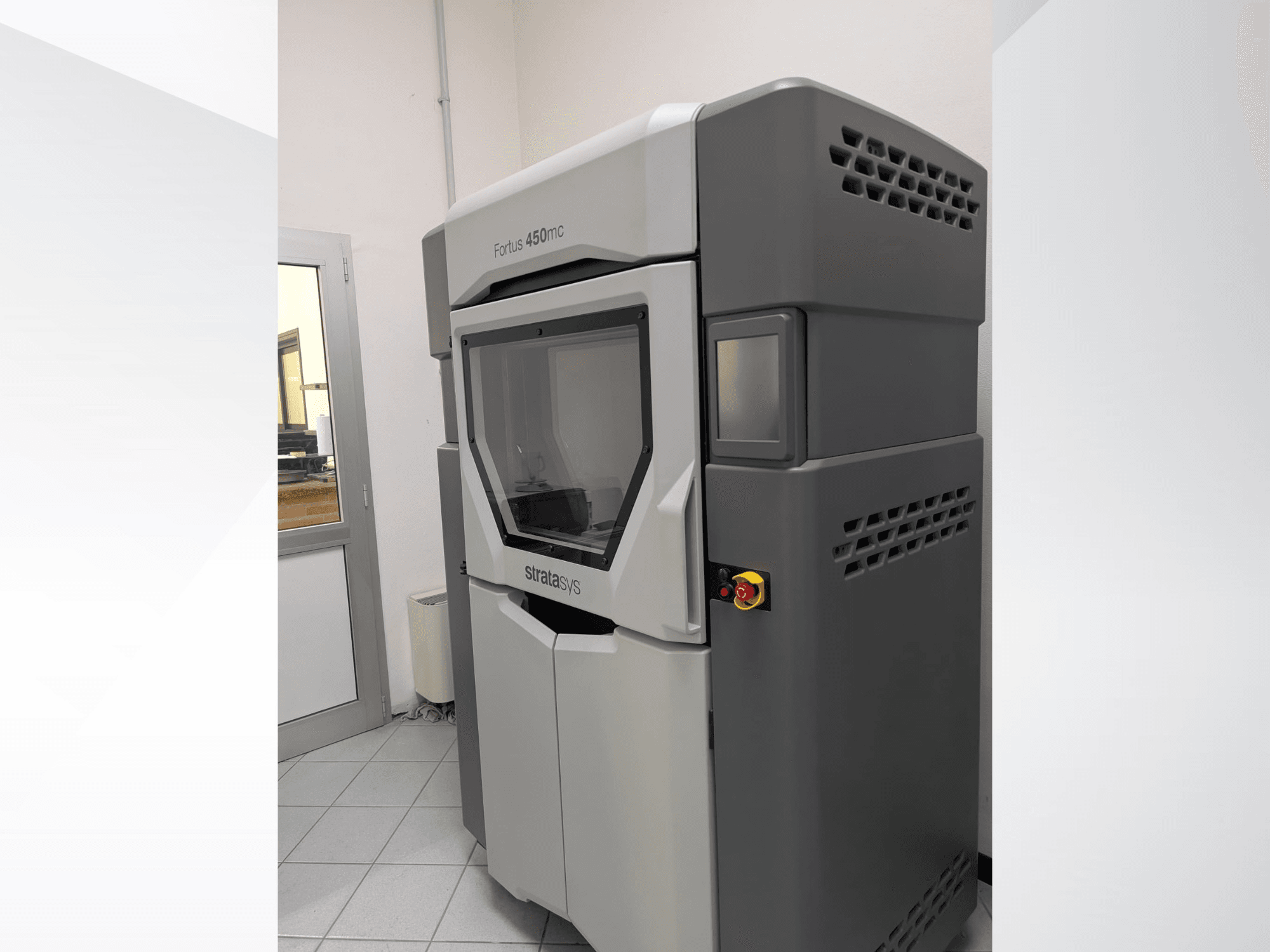 Stratasys FORTUS 450mc plastični 3D printer u bočnom pogledu, s elegantnim dizajnom i upravljačkom pločom.