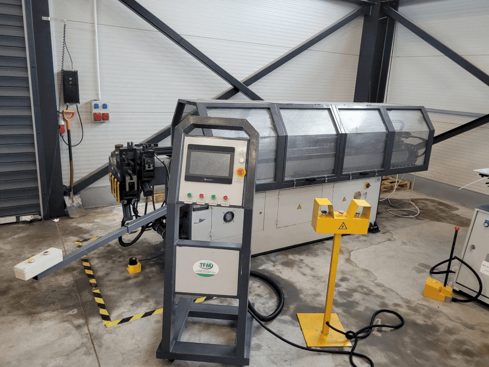 Prikaz stroja TFM GM-SB-38CNC- 2A1S sprijeda