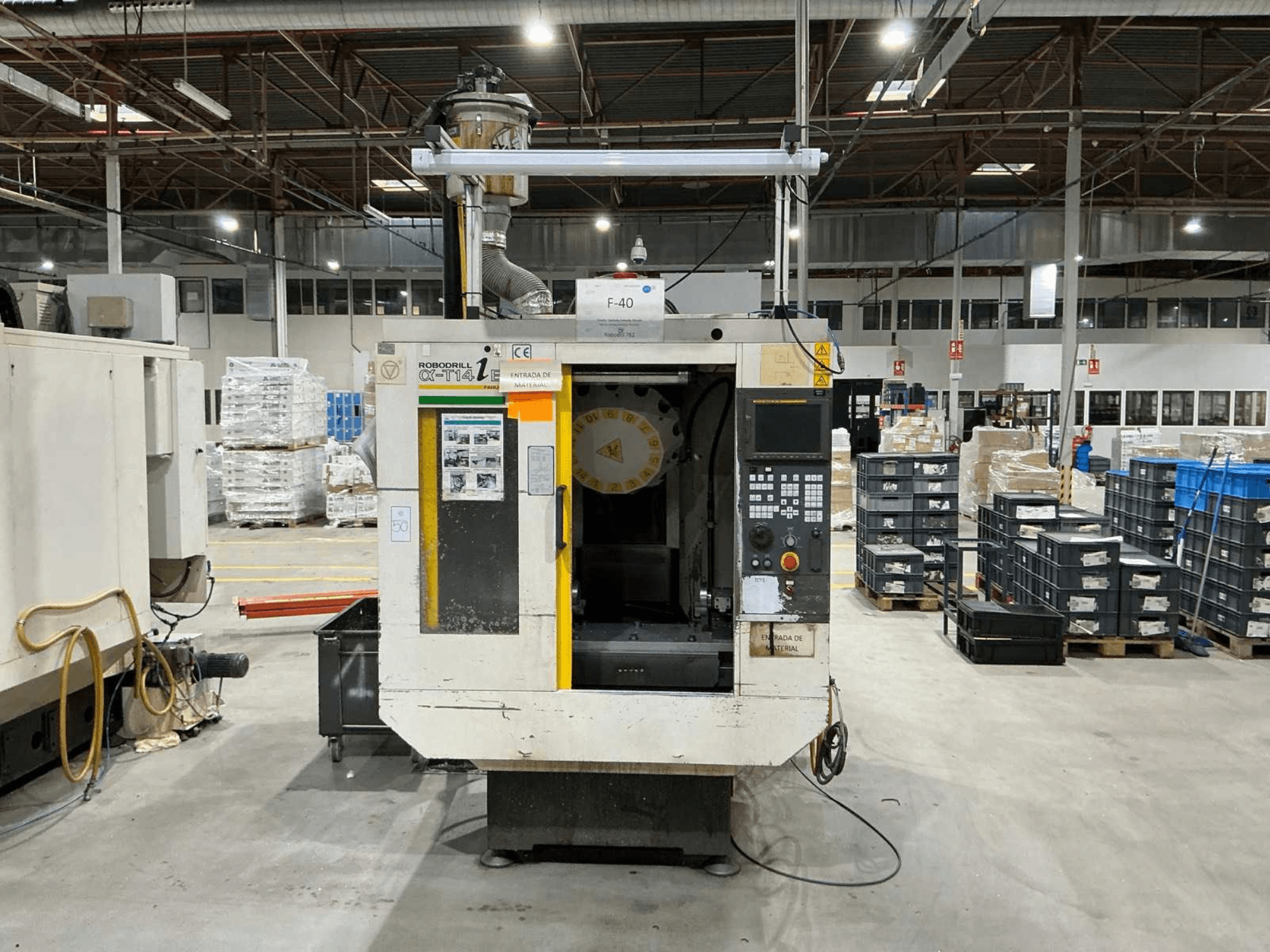 Vertikalni obradni centar FANUC ROBODRILL α-T14iB u tvornici, prednji pogled s upravljačkom pločom i držačem alata.