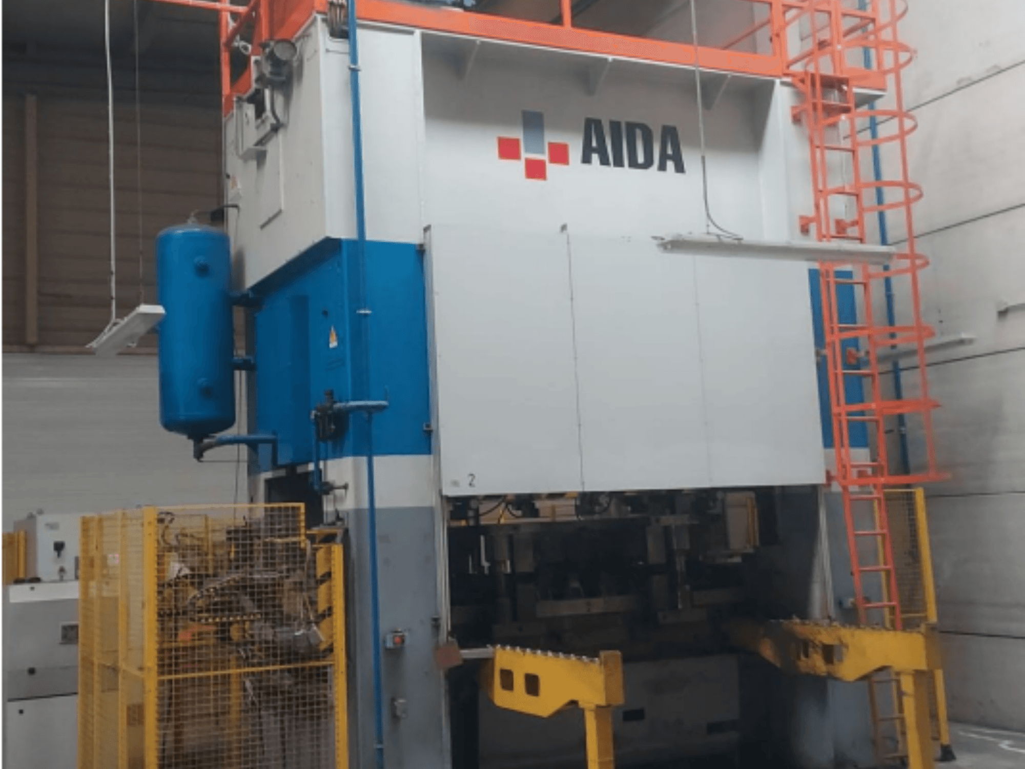 Mehanička preša za utiskivanje AIDA 315/2MR/LD/TE 3, prednji pogled s plavo-bijelim tijelom, žutom bazom i sigurnosnim kavezom.