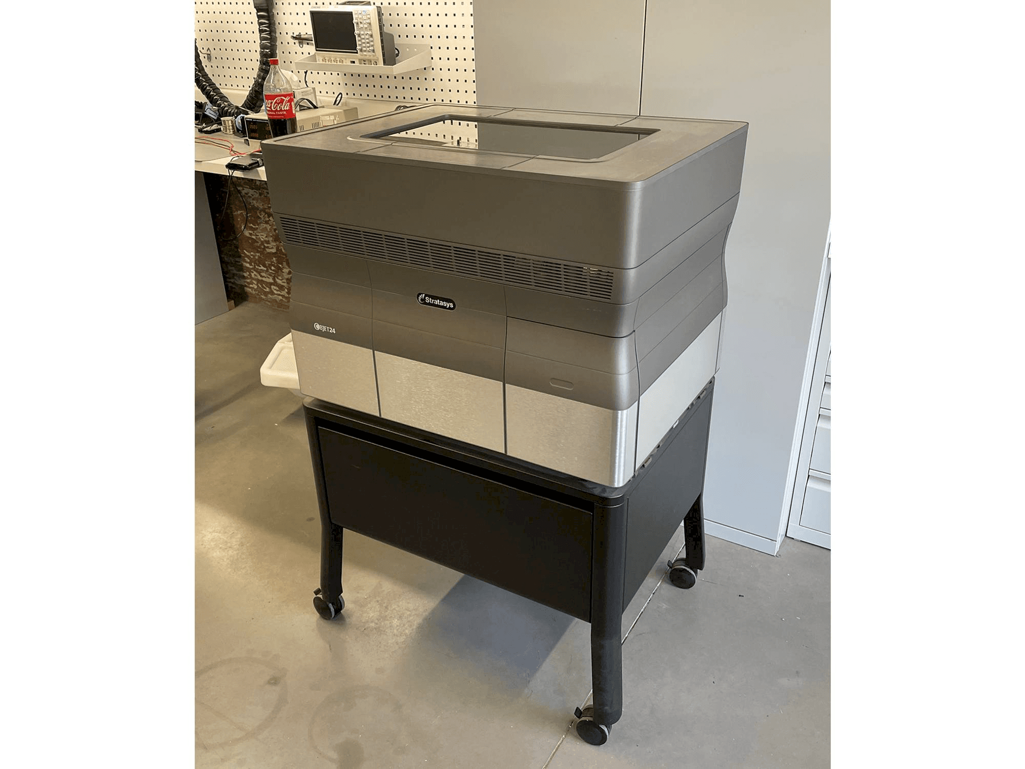 Prikaz stroja Stratasys Objet24 sprijeda