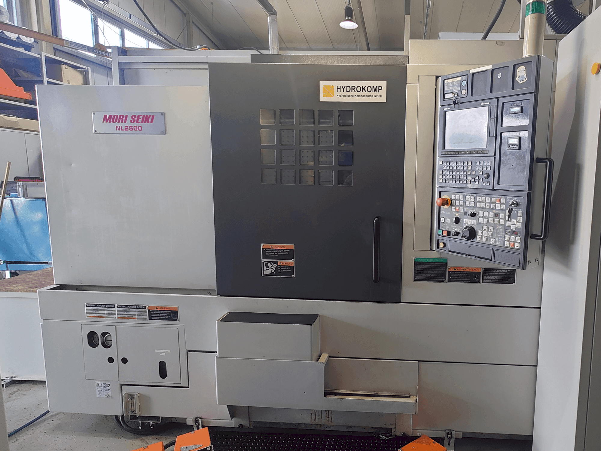 Prikaz stroja DMG Mori Seiki NL2500SY/700 sprijeda