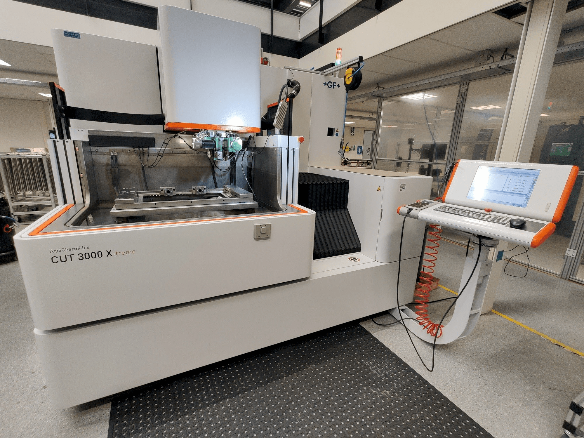 Prikaz stroja GF AgieCharmilles CUT 3000 X sprijeda