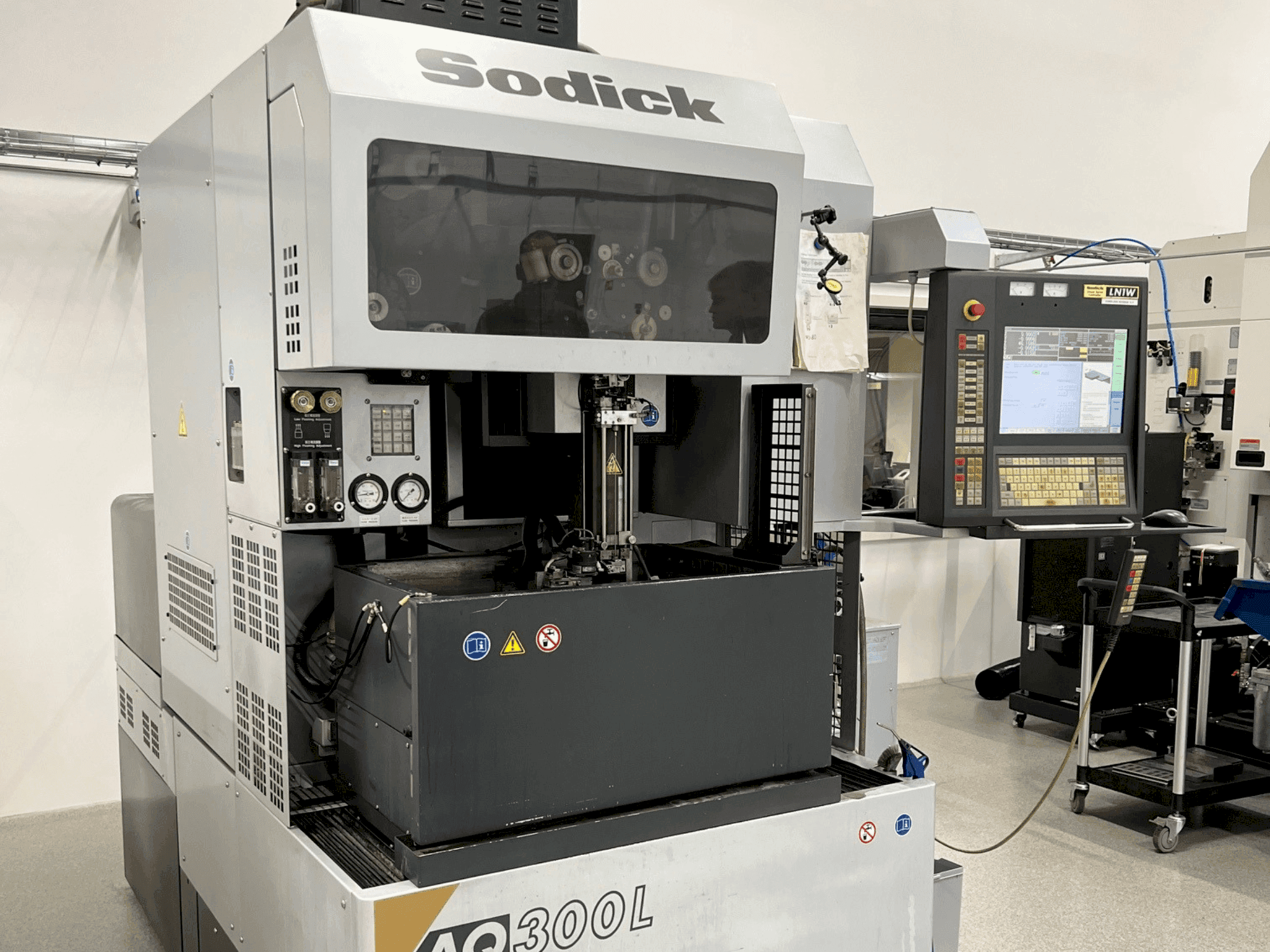 Prikaz stroja Sodick AQ300L sprijeda