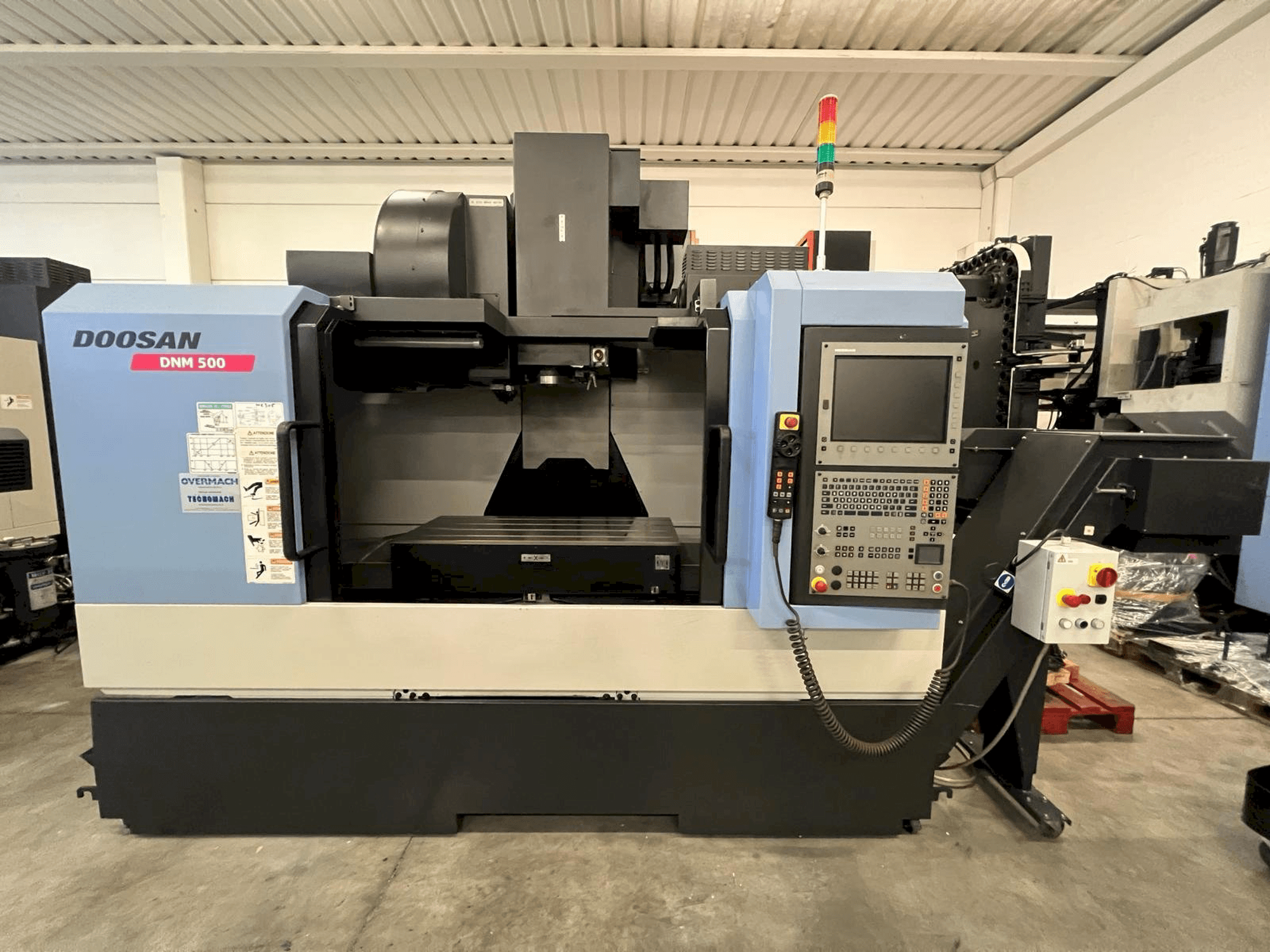 Prikaz stroja DOOSAN DNM 500 sprijeda