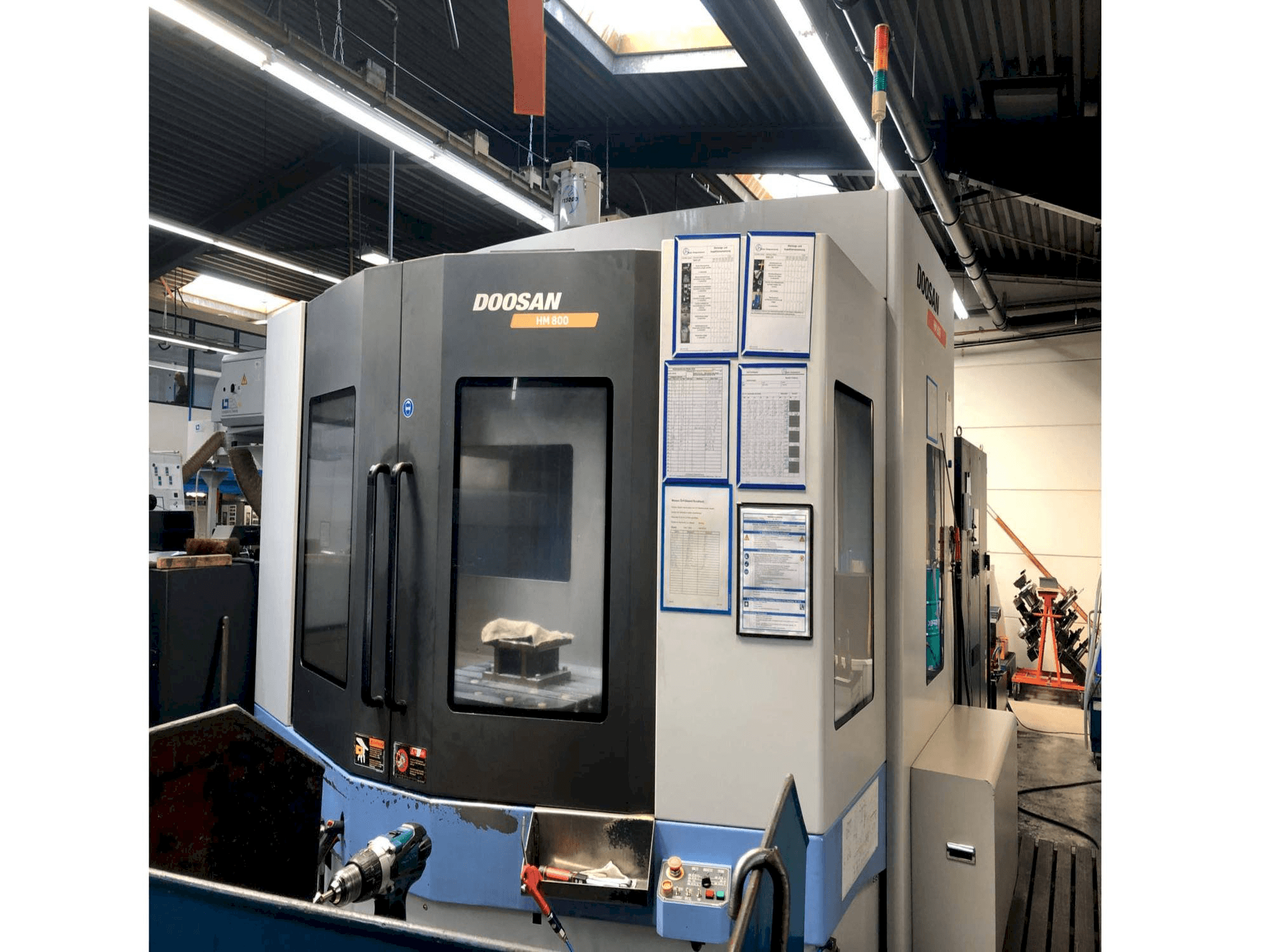 Prikaz stroja Doosan HM 800 sprijeda