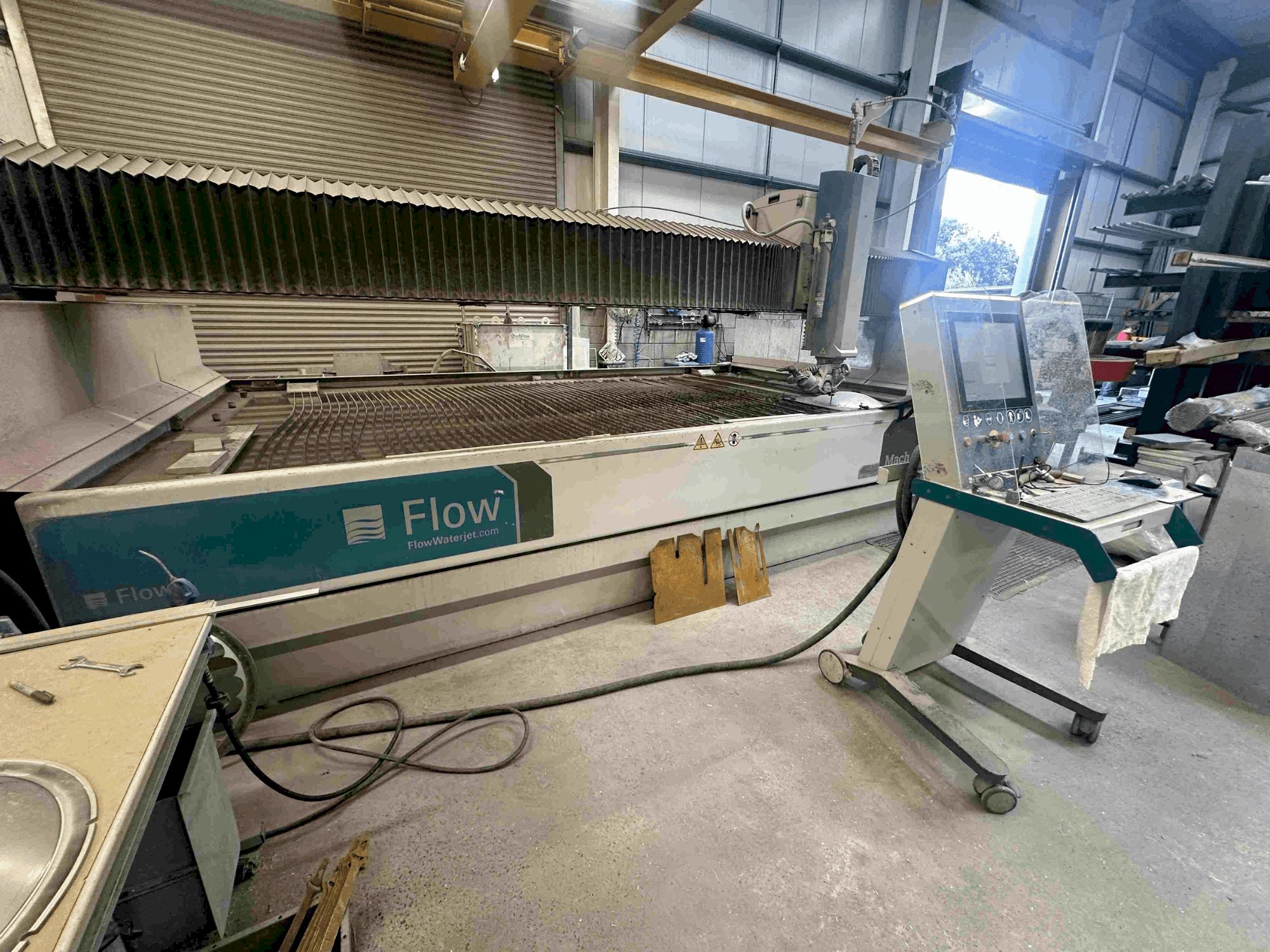 Prikaz stroja Flow Mach 500-4020 sprijeda