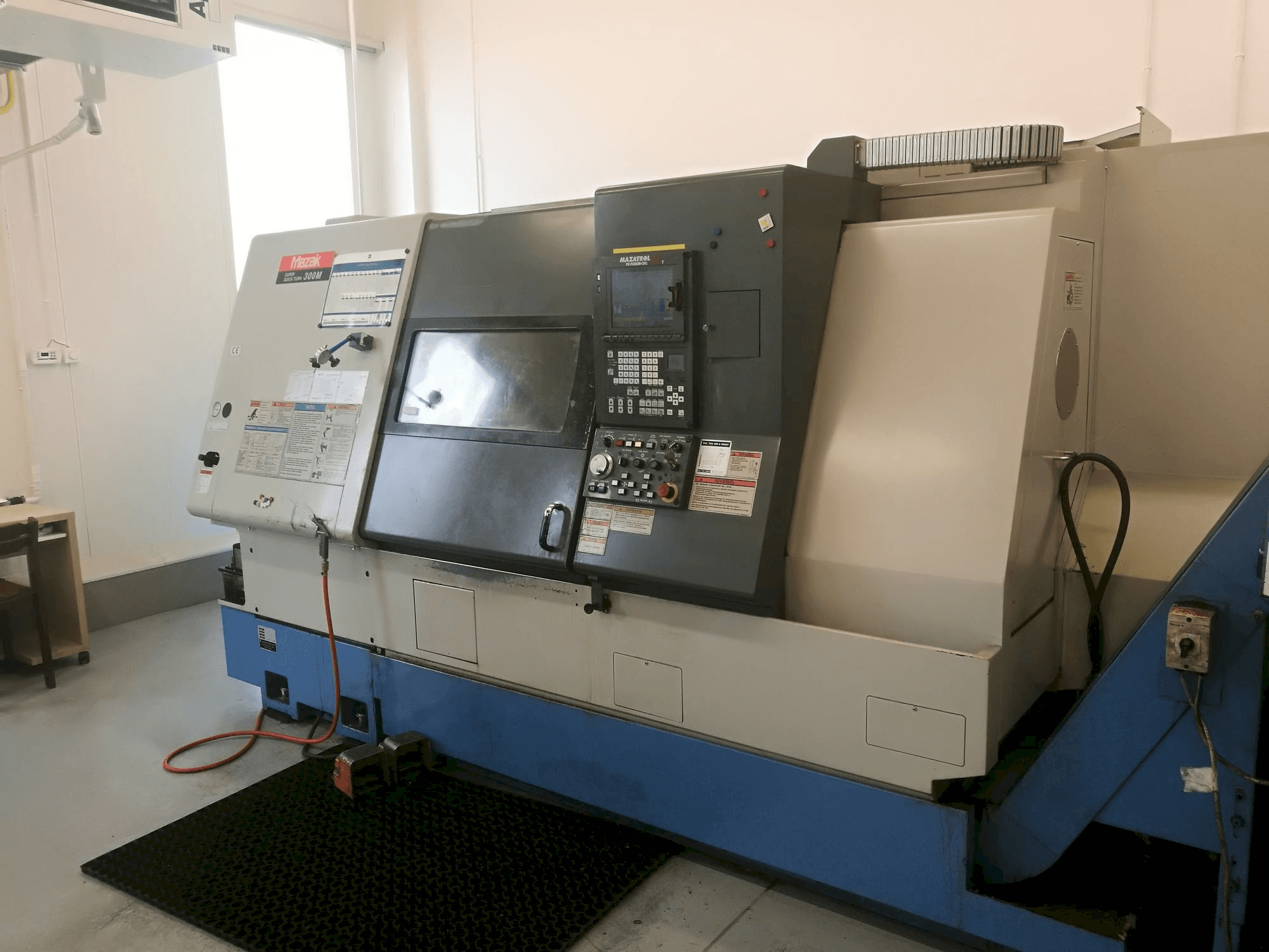 Prikaz stroja Mazak SQT-300M sprijeda