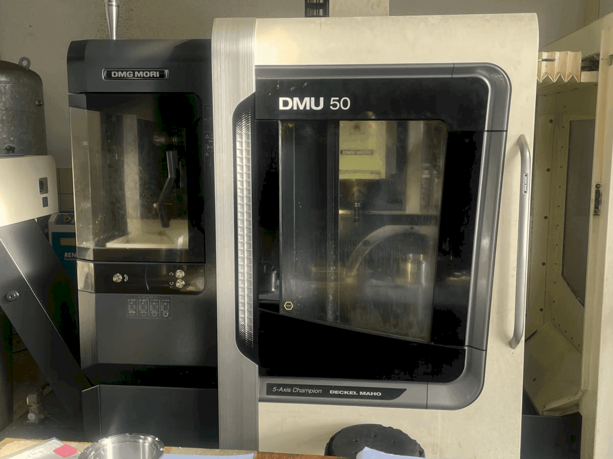 Prikaz stroja DMG MORI DMU 50 sprijeda